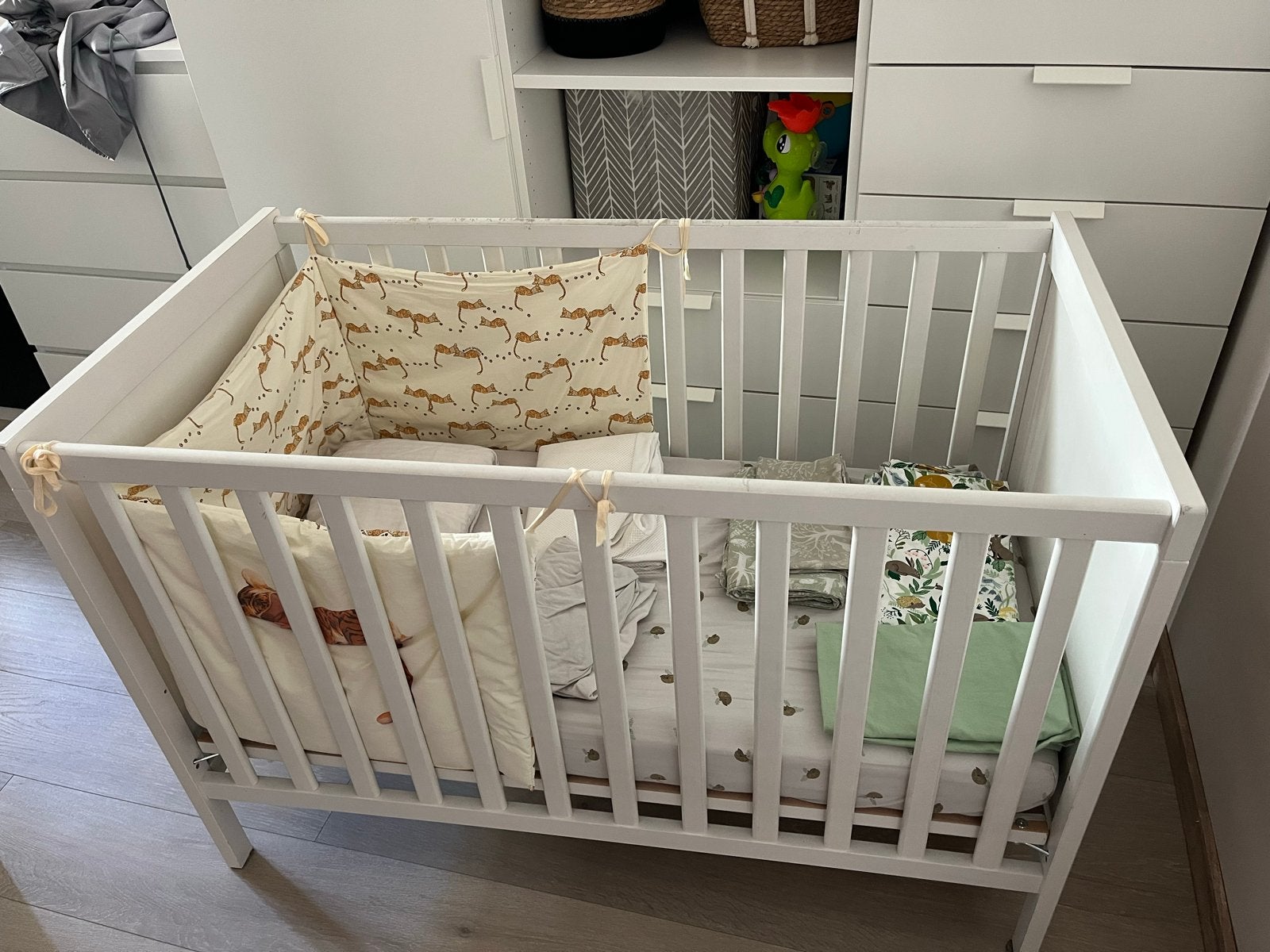 IKEA SUNDVIK ledikant & peuterbed (120x60) + accessoires, Ophalen, Gebruikt, Lattenbodem, Minder dan 140 cm