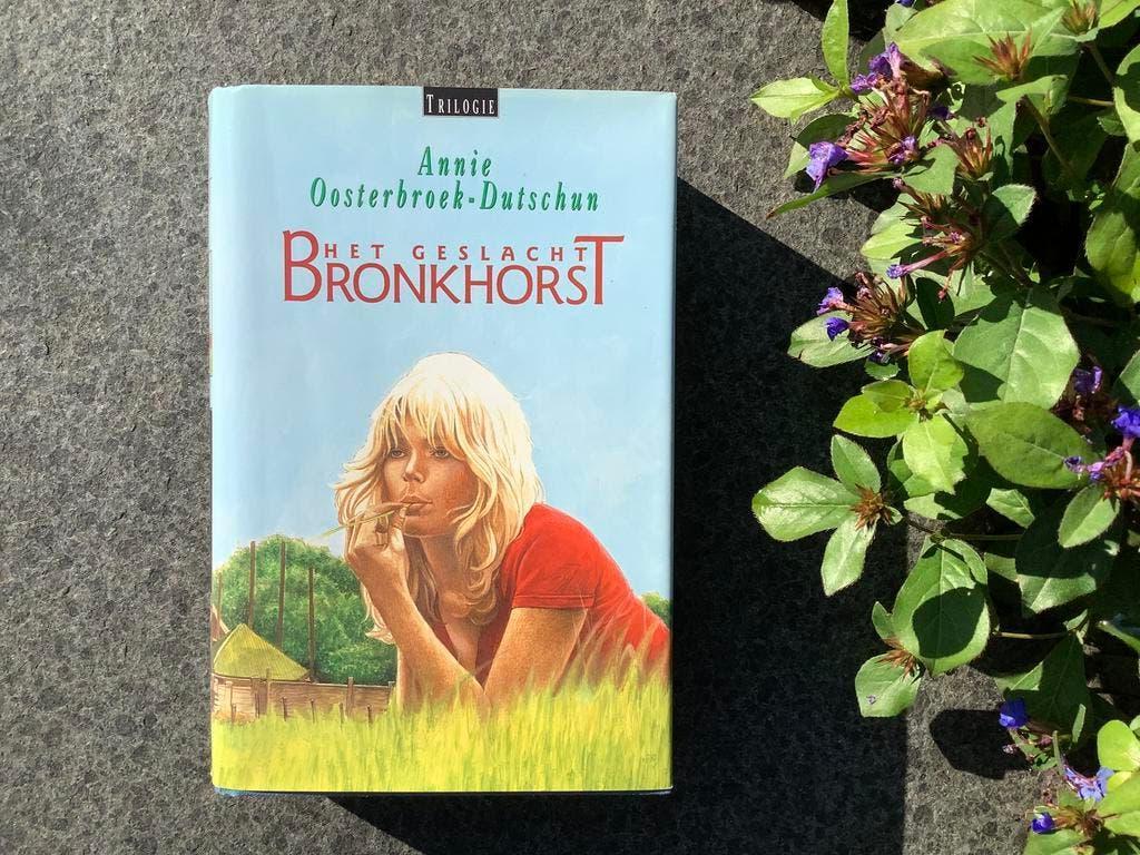 Het geslacht Bronkhorst - Annie Oosterbroek-Dutschun, Ophalen of Verzenden, Zo goed als nieuw