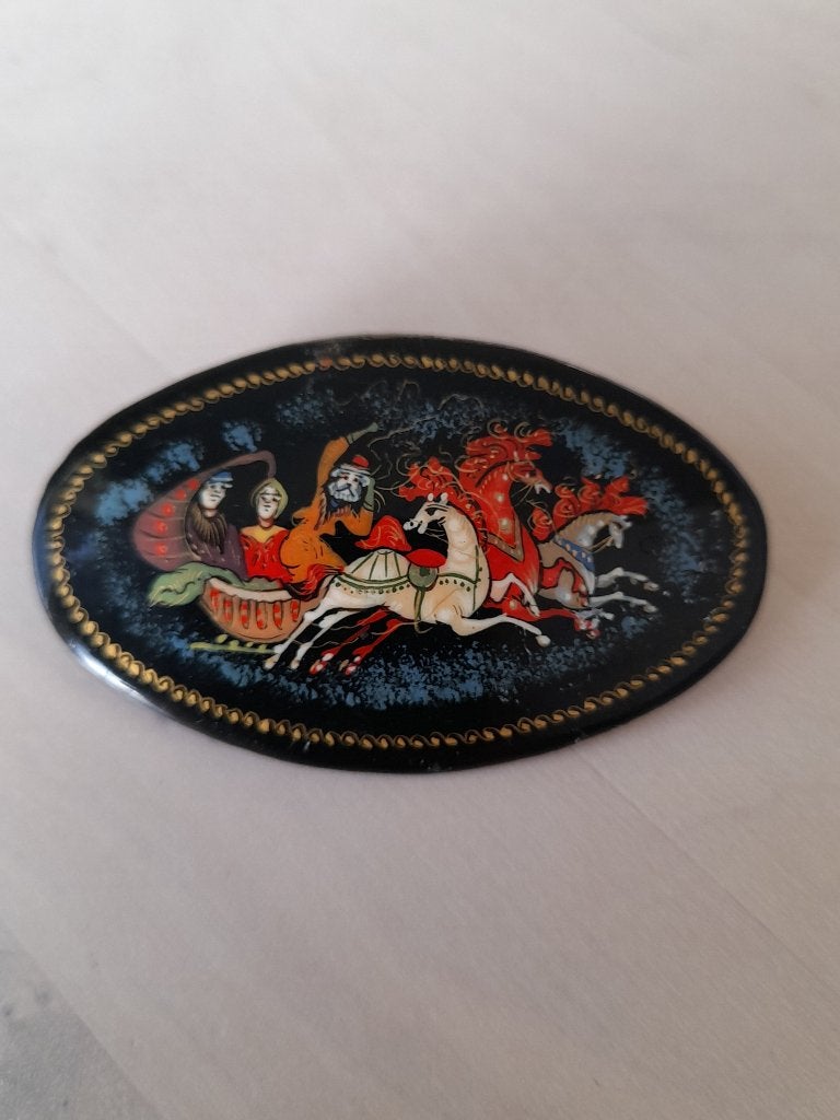 Mooie oude Russisch lakwerk broche Trojka gesigneerd, Overige materialen, 4 tot 7 cm, Zwart, Ophalen of Verzenden