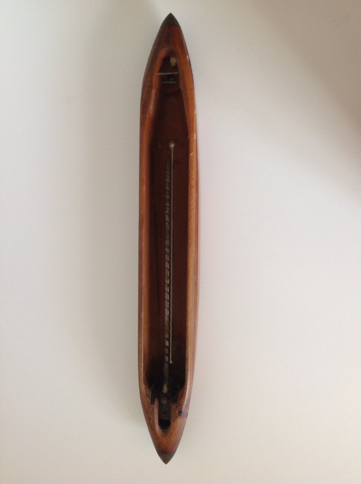 Decoratieve houten schietspoel of weefspoel met kloshouder, Ophalen