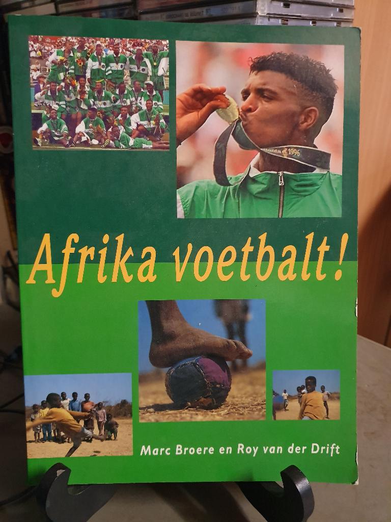 Afrika voetbalt door Marc Broere en Roy van der Drift, Ophalen, Zo goed als nieuw