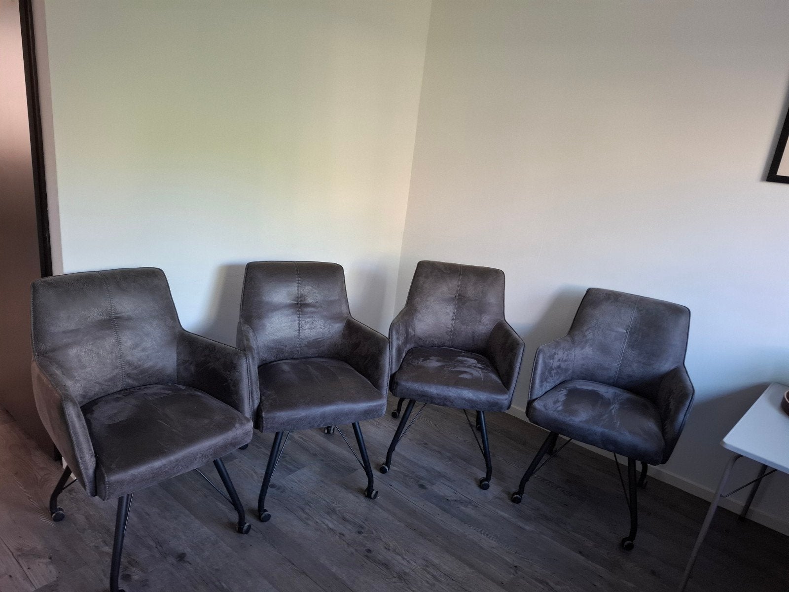 4 eetkamerstoelen op wielen merk XOON, Huis en Inrichting, Stoelen, Ophalen, Gebruikt, Grijs