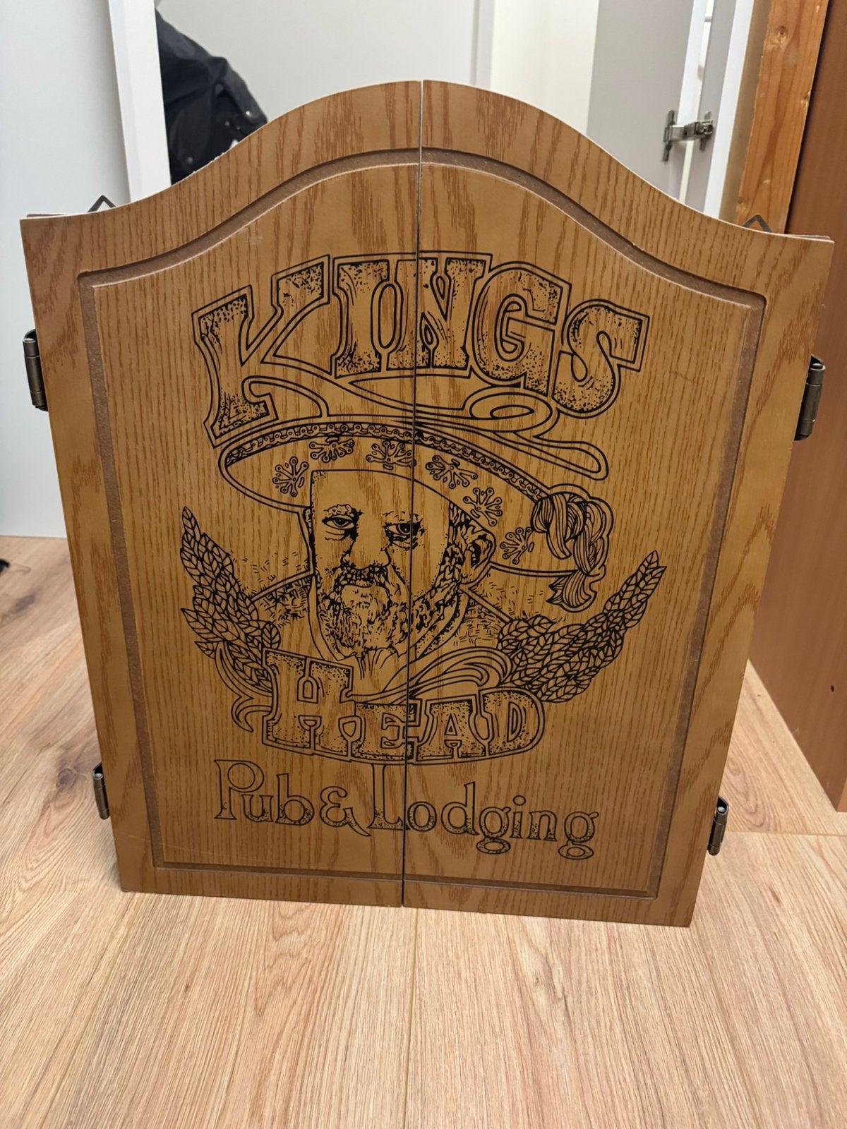 Kings head dartbord kast, Sport en Fitness, Darts, Ophalen, Zo goed als nieuw, Dartbord