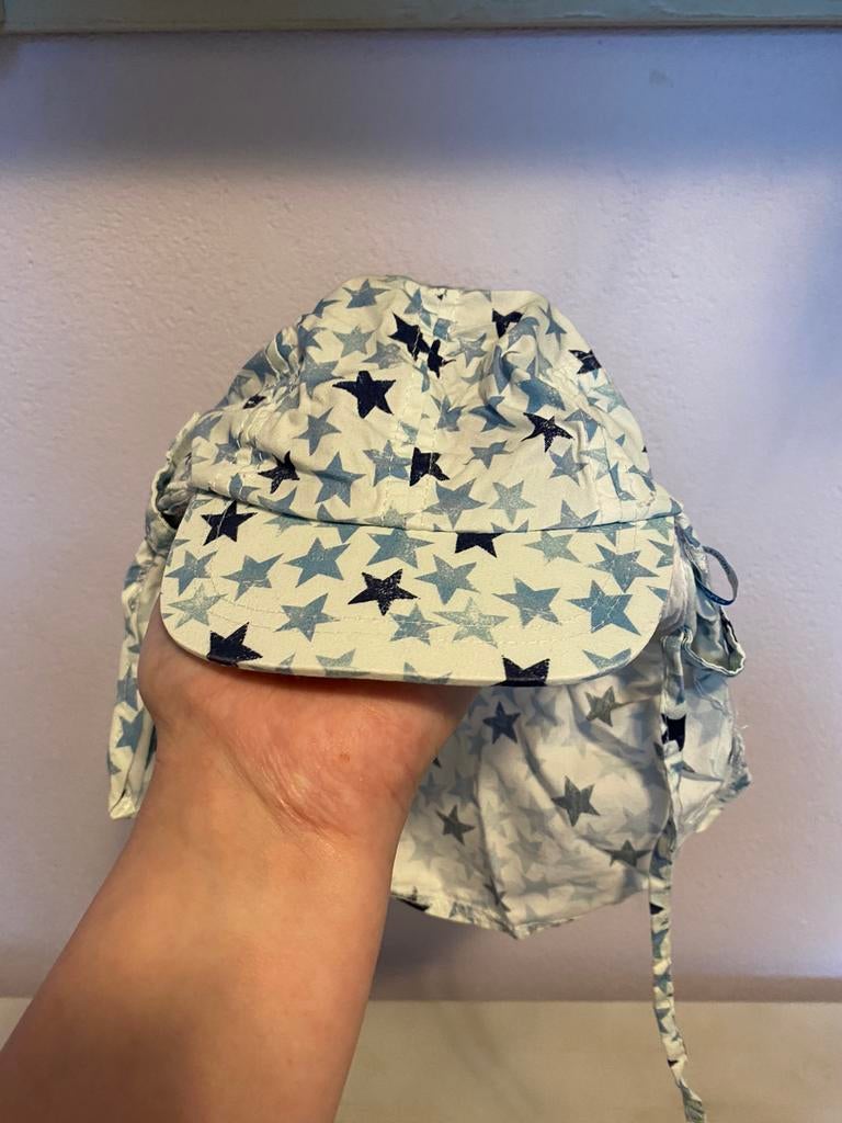 In nieuwstaat: Wit zonnehoedje met blauwe sterren van Barts, Kinderen en Baby's, Babykleding | Petten en Hoeden, Ophalen of Verzenden