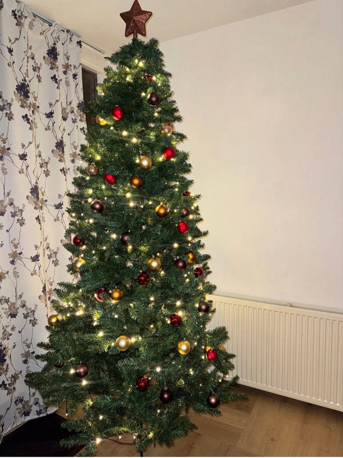 Kerstboom van 2,5 m hoog, inclusief kerstballen, Diversen, Kerst, Ophalen of Verzenden