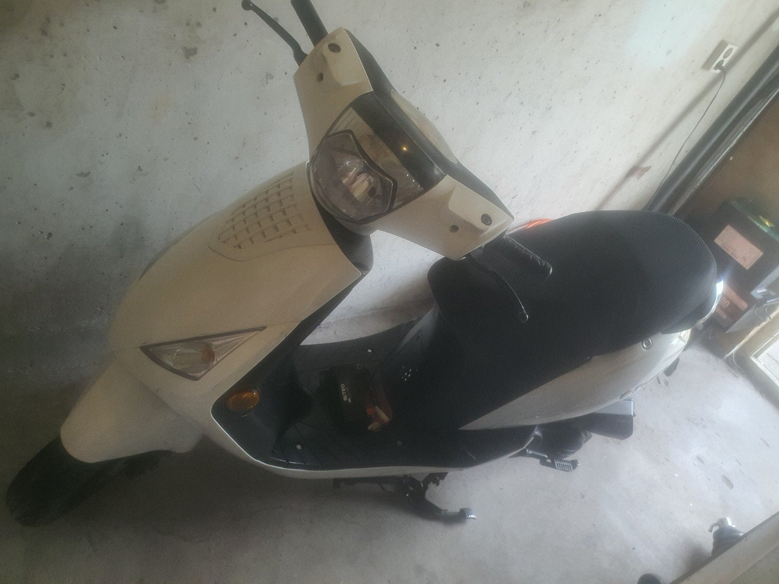 Senzo Scooter - 2018 - Wit, Goede Staat, Fietsen en Brommers, Ophalen, Benzine, AGM, BTC, Gerray, Senzo