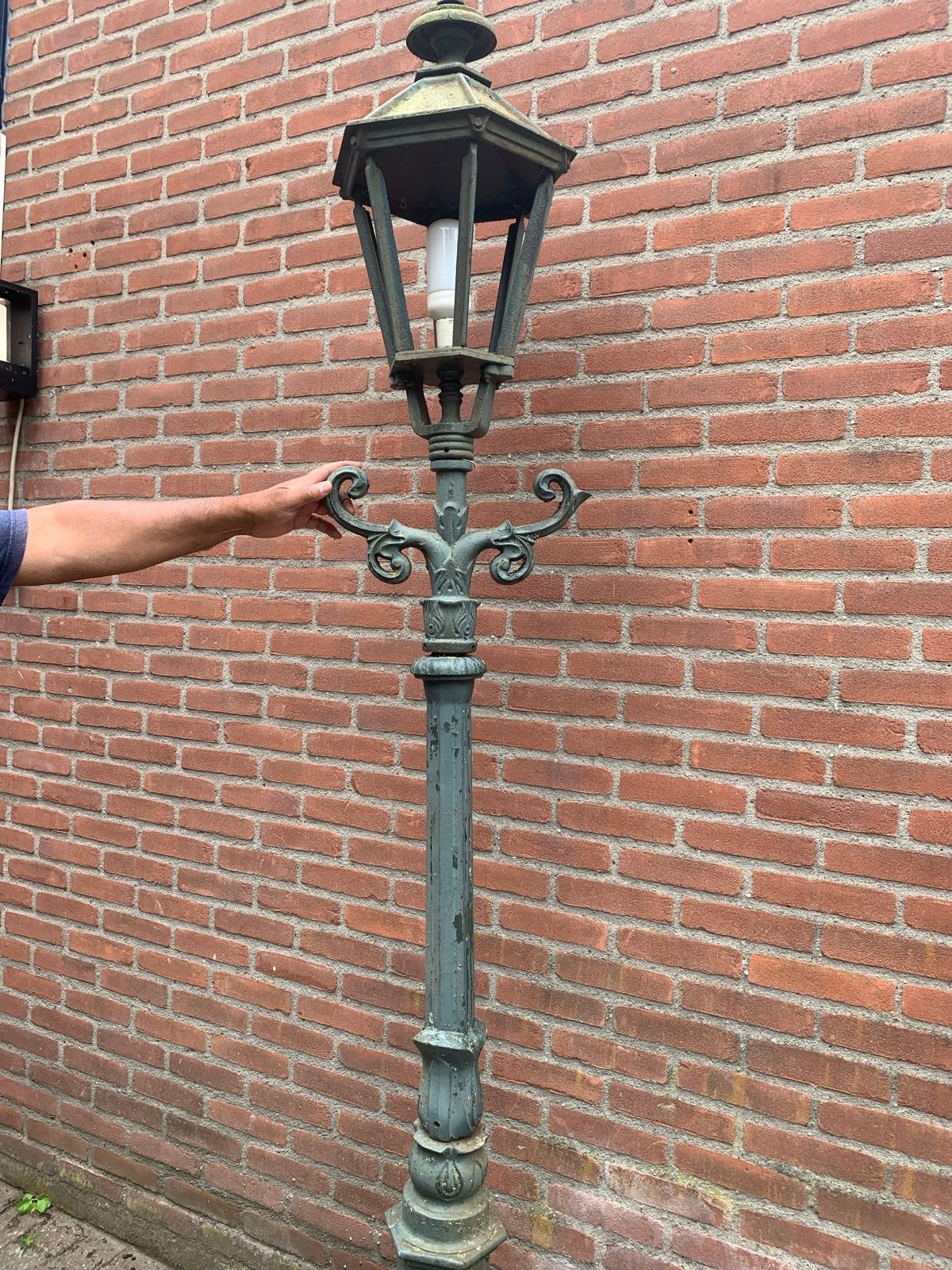 Antieke gietijzeren lantaarnpaal met lamp, Antiek en Kunst, Antiek | Lampen, Ophalen