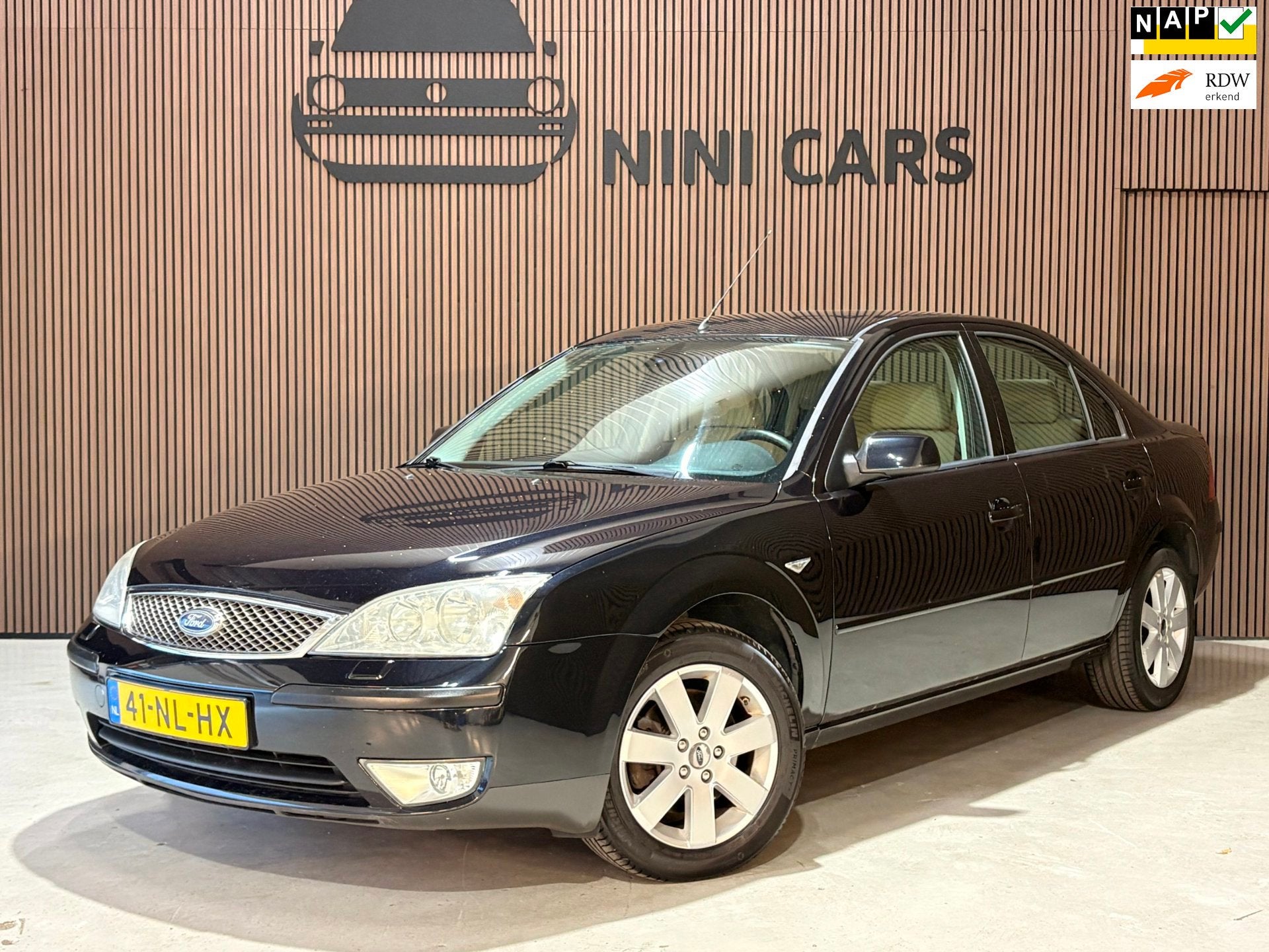 Ford Mondeo 1.8-16V Trend full option trekhaak, Auto's, Dealer onderhouden, Gebruikt, 4 cilinders, Zwart