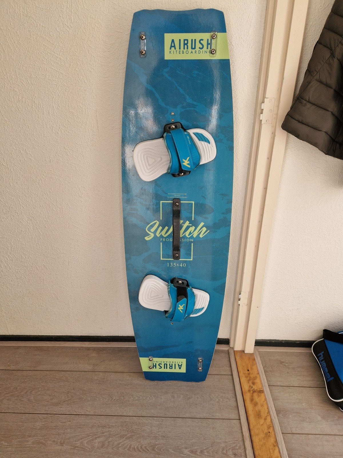 Airush Switch Kiteboard 135x40 Twintip, Watersport en Boten, Kitesurfen, Ophalen, Gebruikt, Twintip, Kiteboard