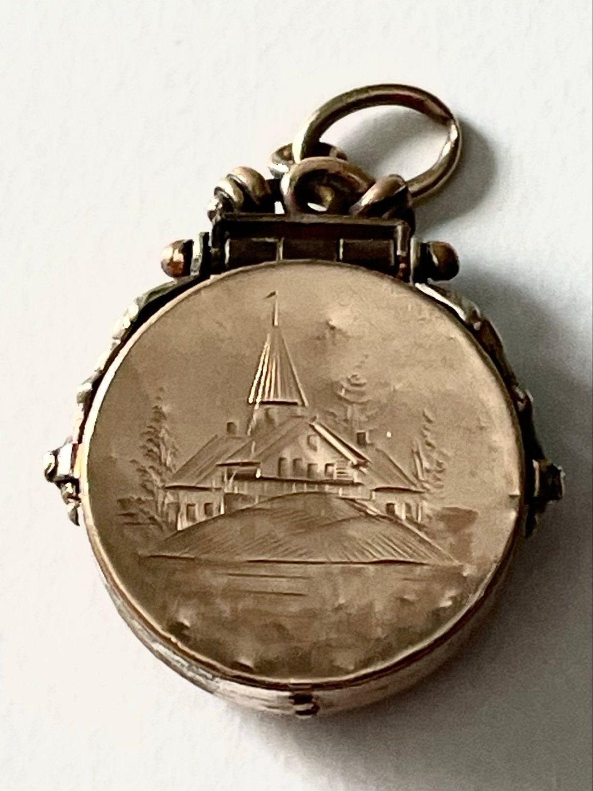 Antieke Gouden Medaillon met Gravure en Initiaal 'M', Ophalen of Verzenden
