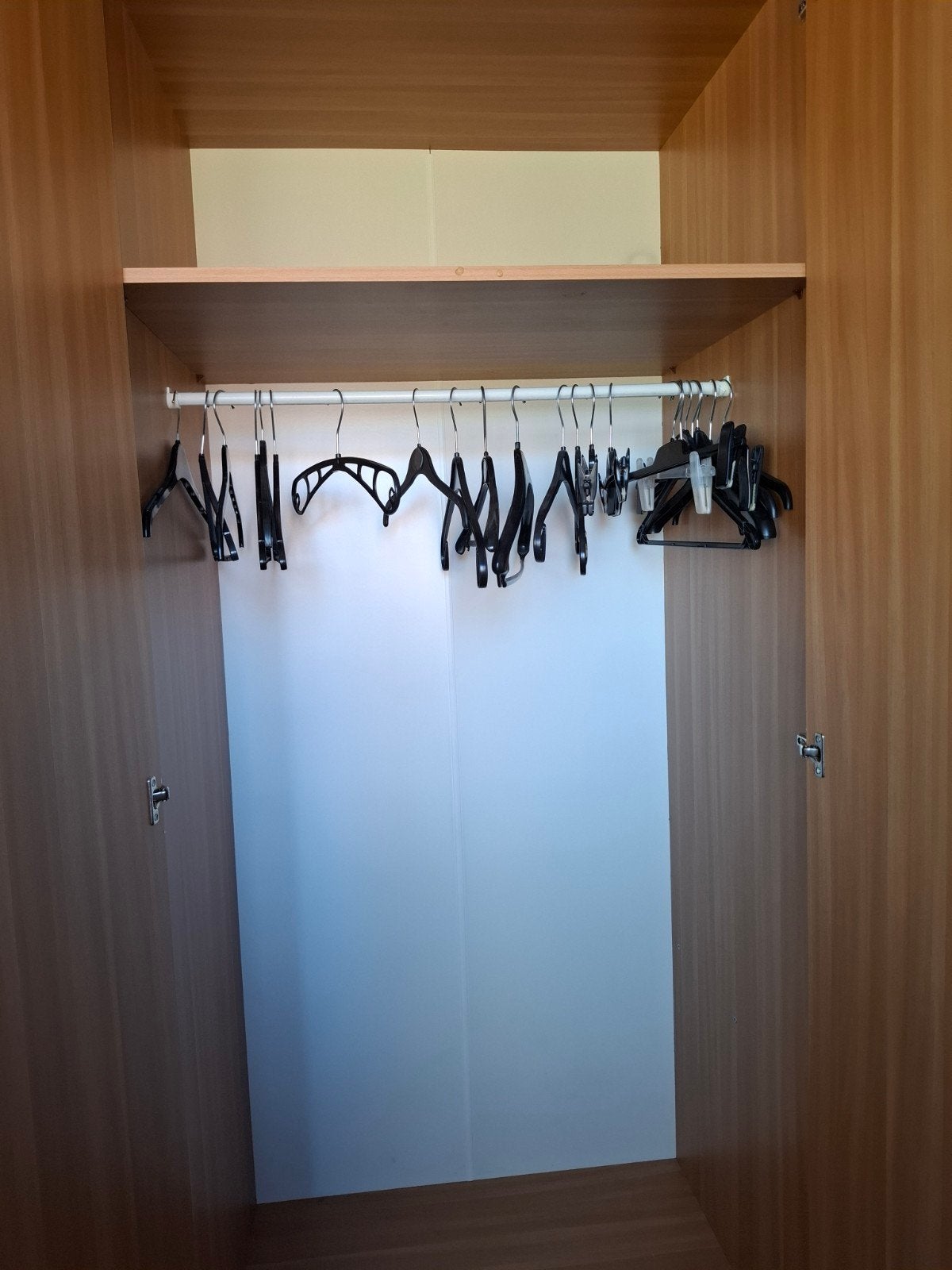 Foto 4 van Ruime kledingkast met planken, hangruimte en lades