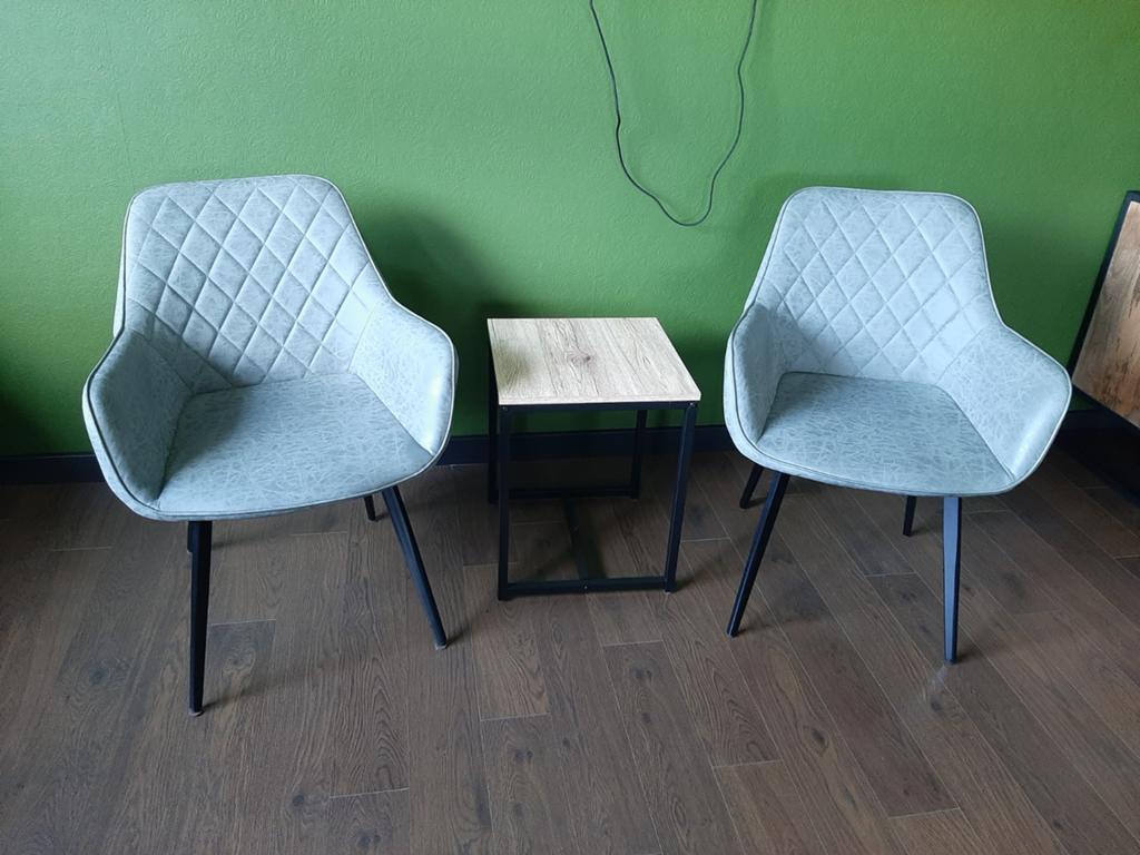 2mooie grijze stoelen en bijzettafeltje, Huis en Inrichting, Stoelen, Ophalen of Verzenden, Grijs, Twee