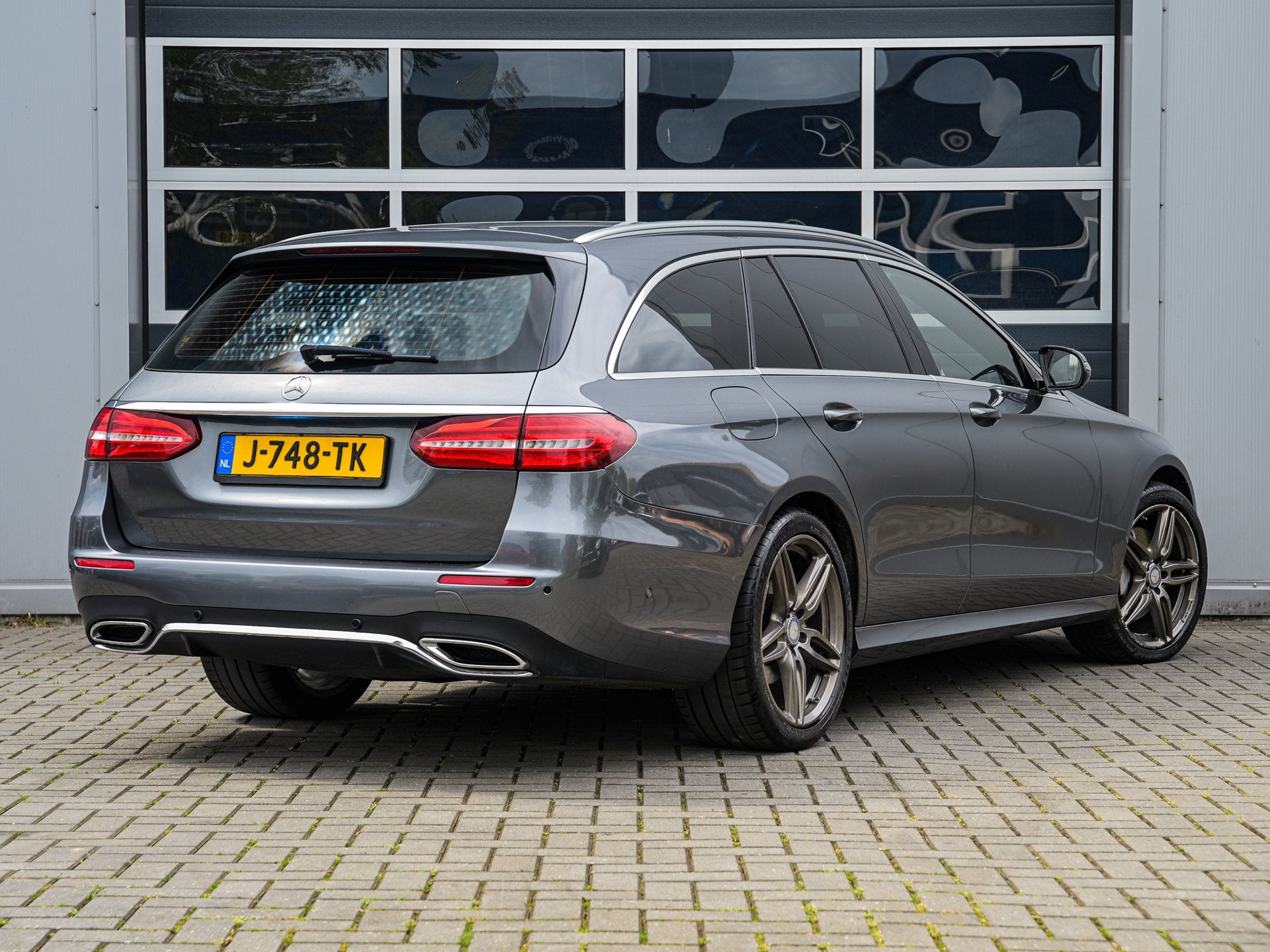 Mercedes-Benz E-klasse Estate 220 d AMG | Widescreen | Leder, Dealer onderhouden, Achterwielaandrijving, Gebruikt, Leder