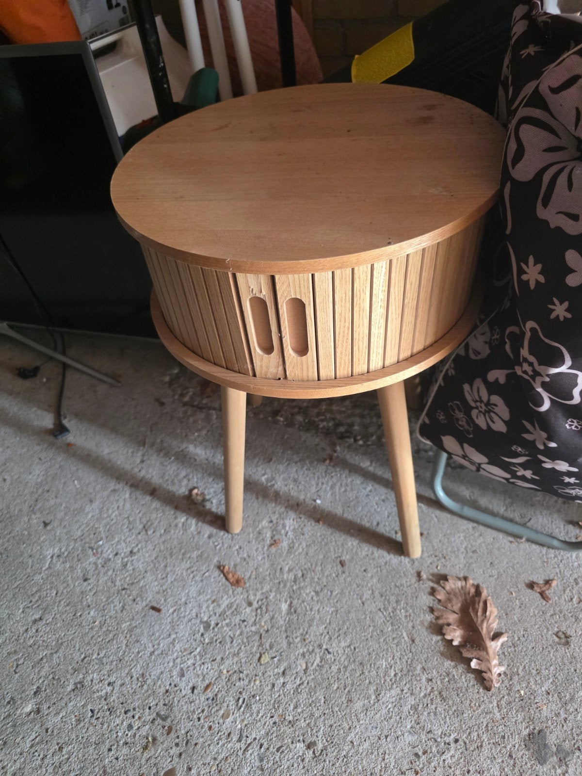 Klein houten tafeltje met opbergruimte en schuifdeurtjes, Ophalen, Minder dan 45 cm, Minder dan 55 cm, Gebruikt