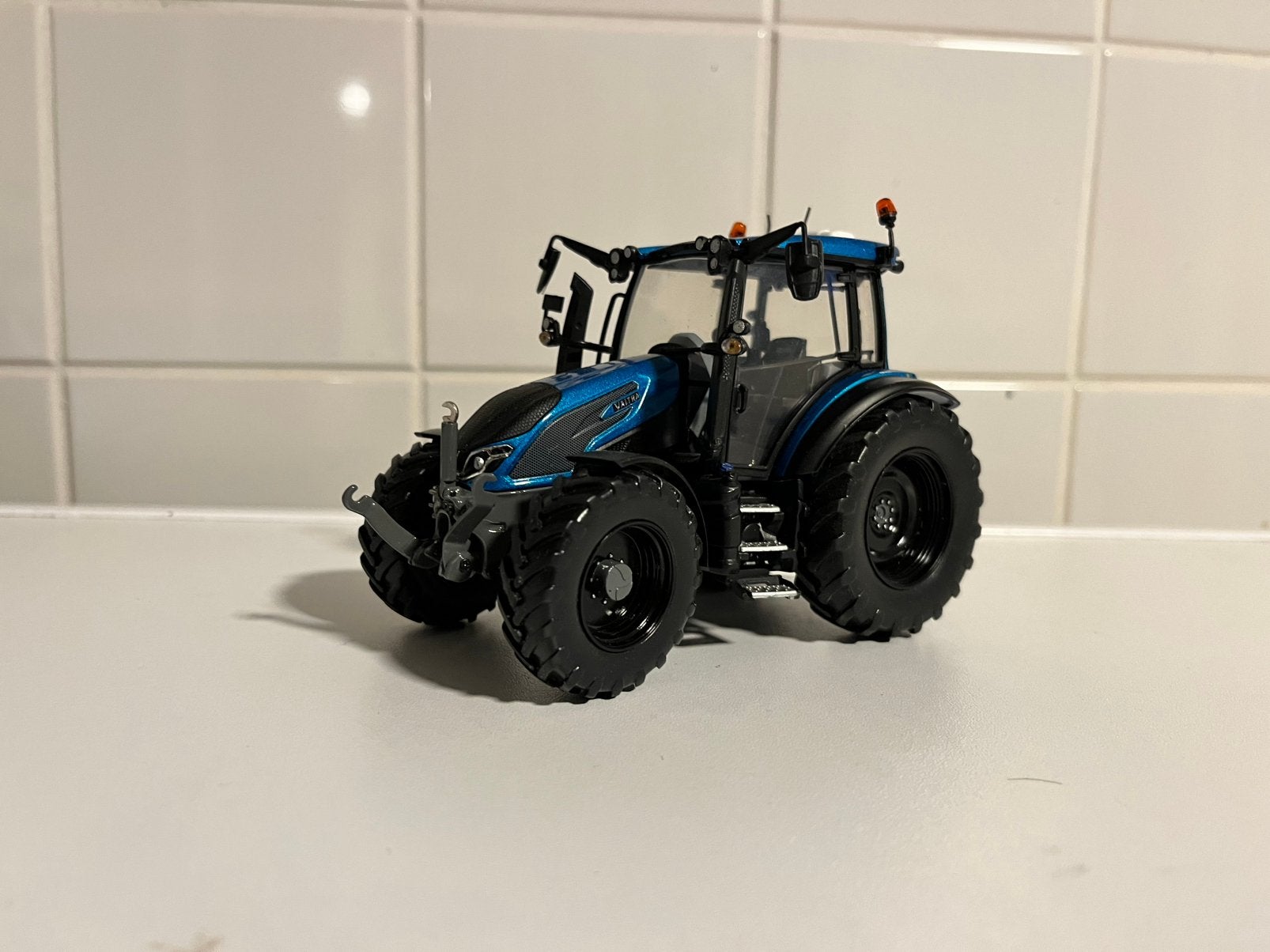 Valtra G135 UH, Ophalen of Verzenden, Tractor of Landbouw, Universal Hobbies