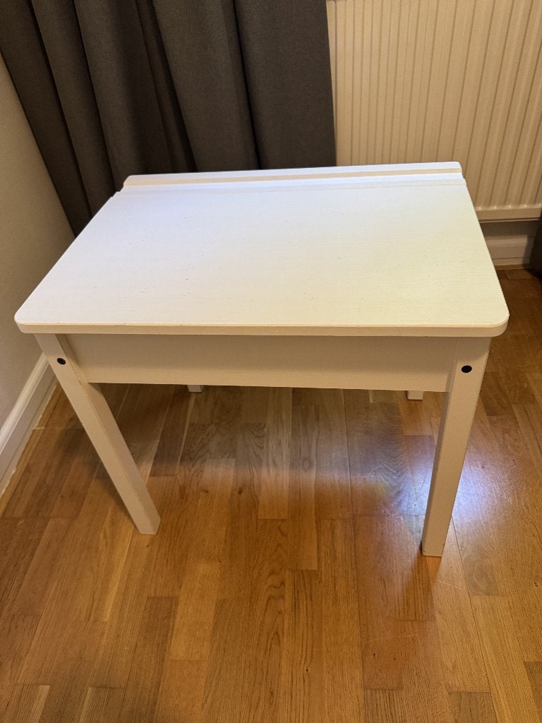 kleuter bureau, Kinderen en Baby's, Kinderkamer | Tafels en Stoelen, Ophalen, Zo goed als nieuw, Tafel(s)