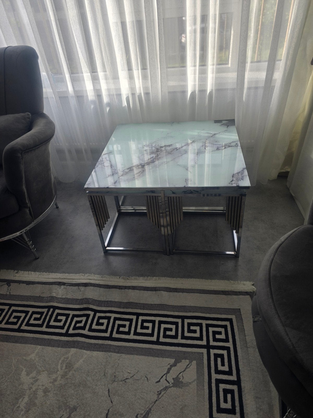 Salontafel set: 1 grote en 4 kleine tafels met marmerlook, Huis en Inrichting, Gebruikt, 50 tot 100 cm, Vierkant, Metaal