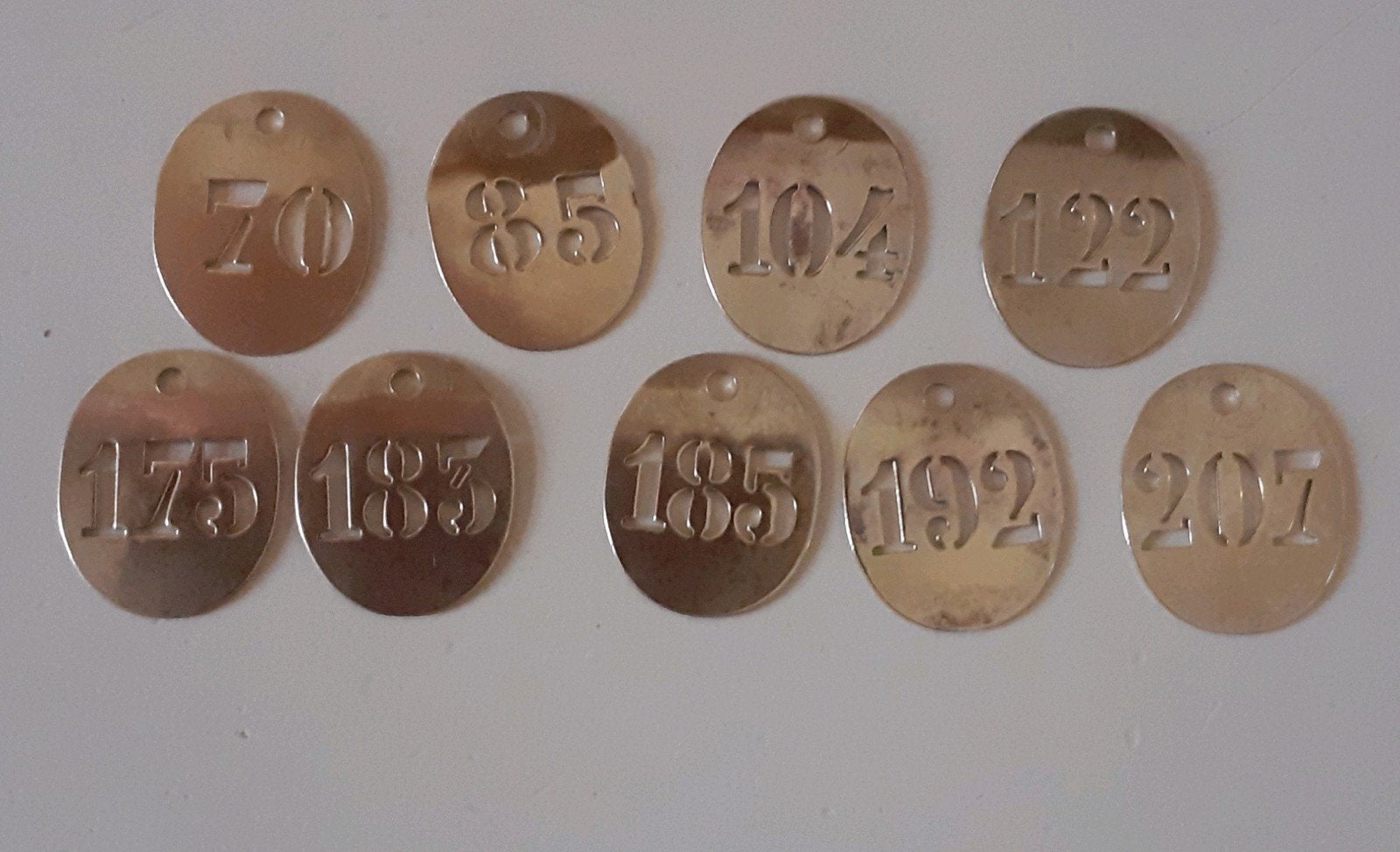Set van 8 vintage messing nummertags, Ophalen of Verzenden, Gebruikt