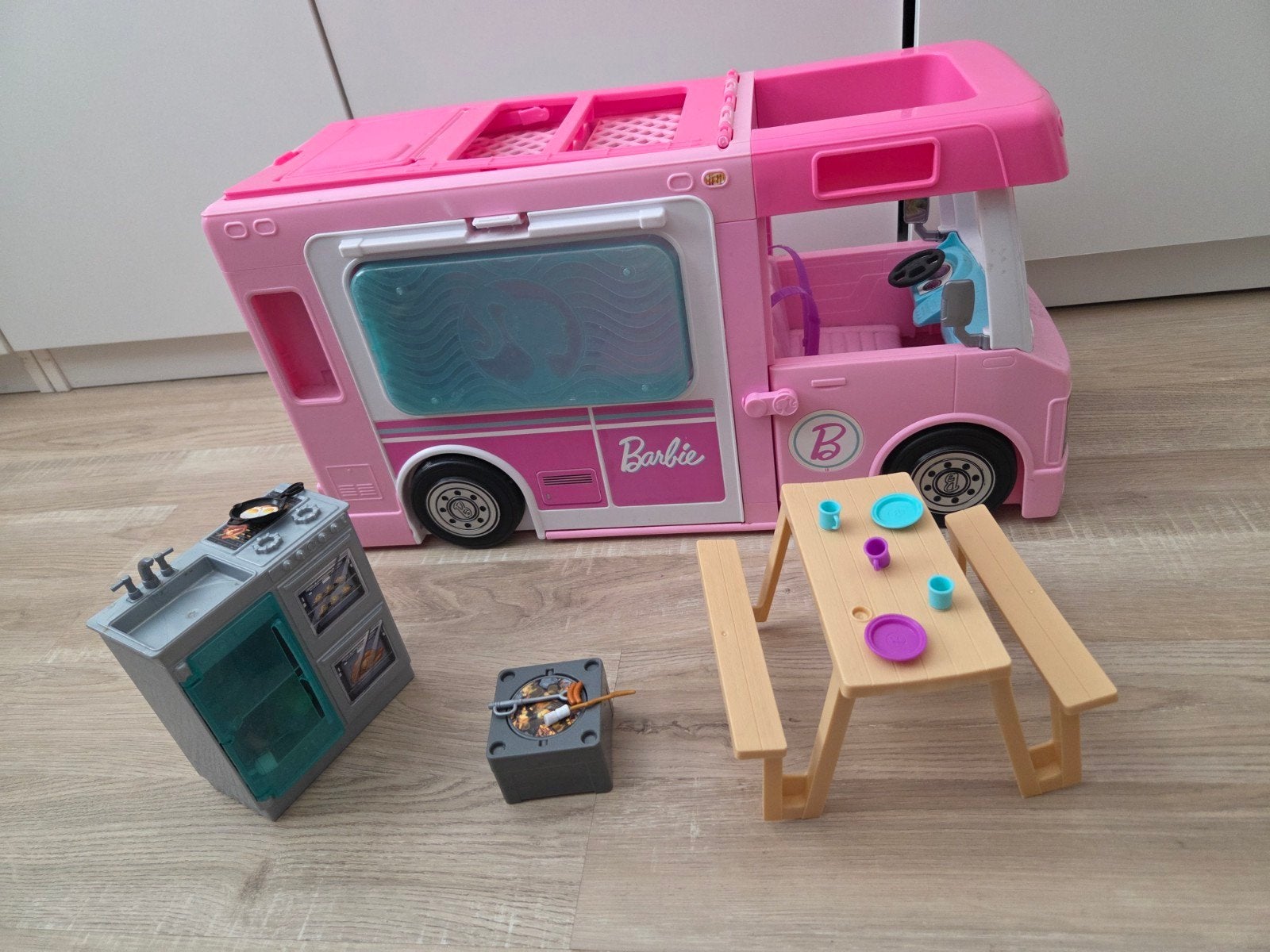 Barbie camper met accessoires, Ophalen