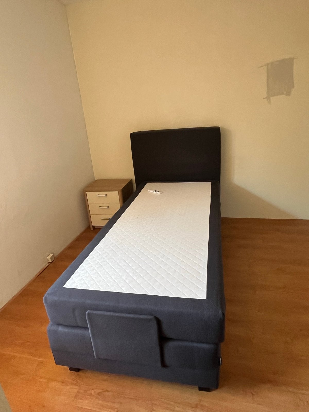 Eenpersoons Karlsson boxspring met afstandsbediening, Ophalen, Verstelbaar, 90 cm, Eenpersoons