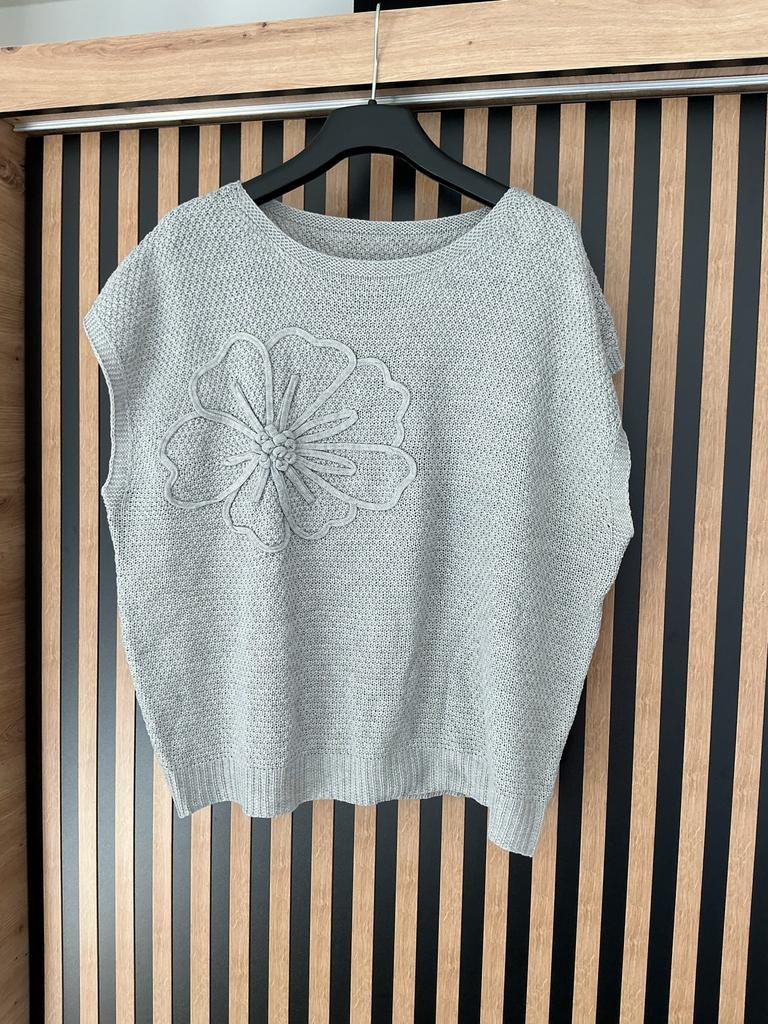 Lichtgrijs gebreid truitje/spencer met bloem applicatie, Maat 46/48 (XL) of groter, Ophalen of Verzenden, Zo goed als nieuw, Korte mouw