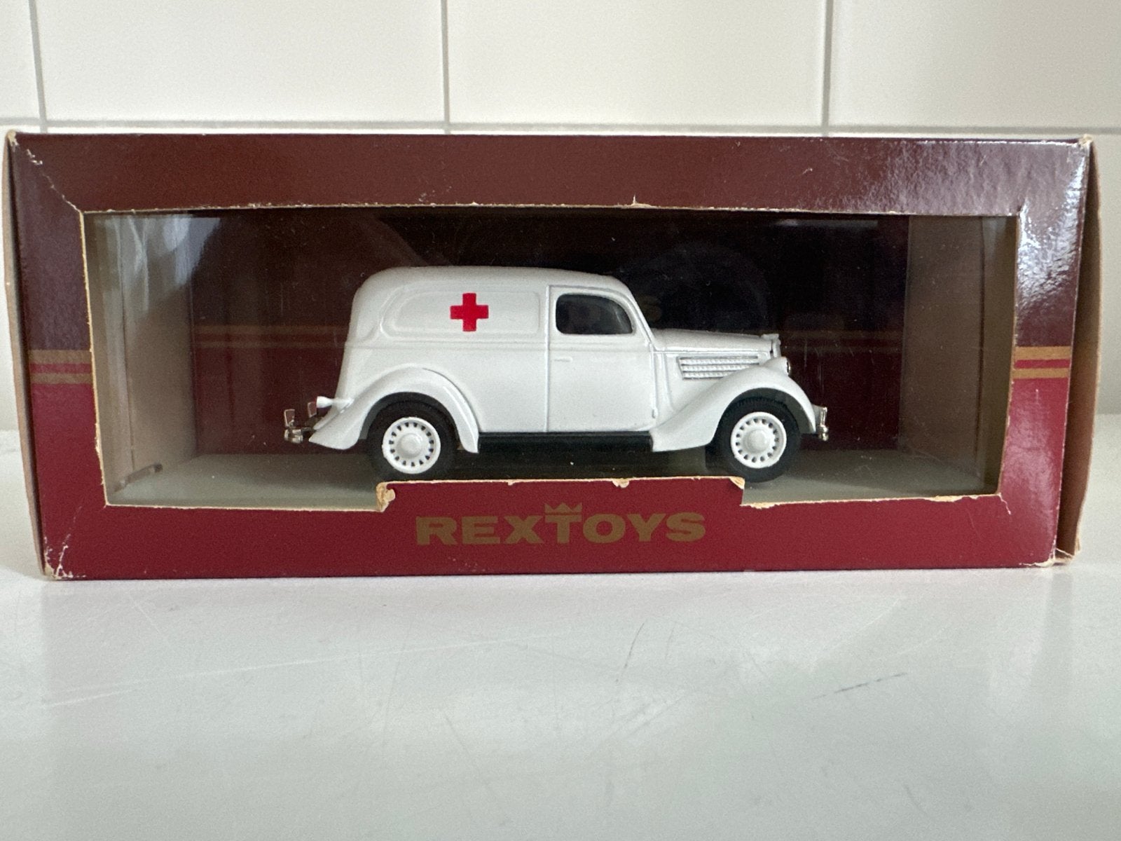 REXTOYS Ford 1935 Ambulance, Ophalen