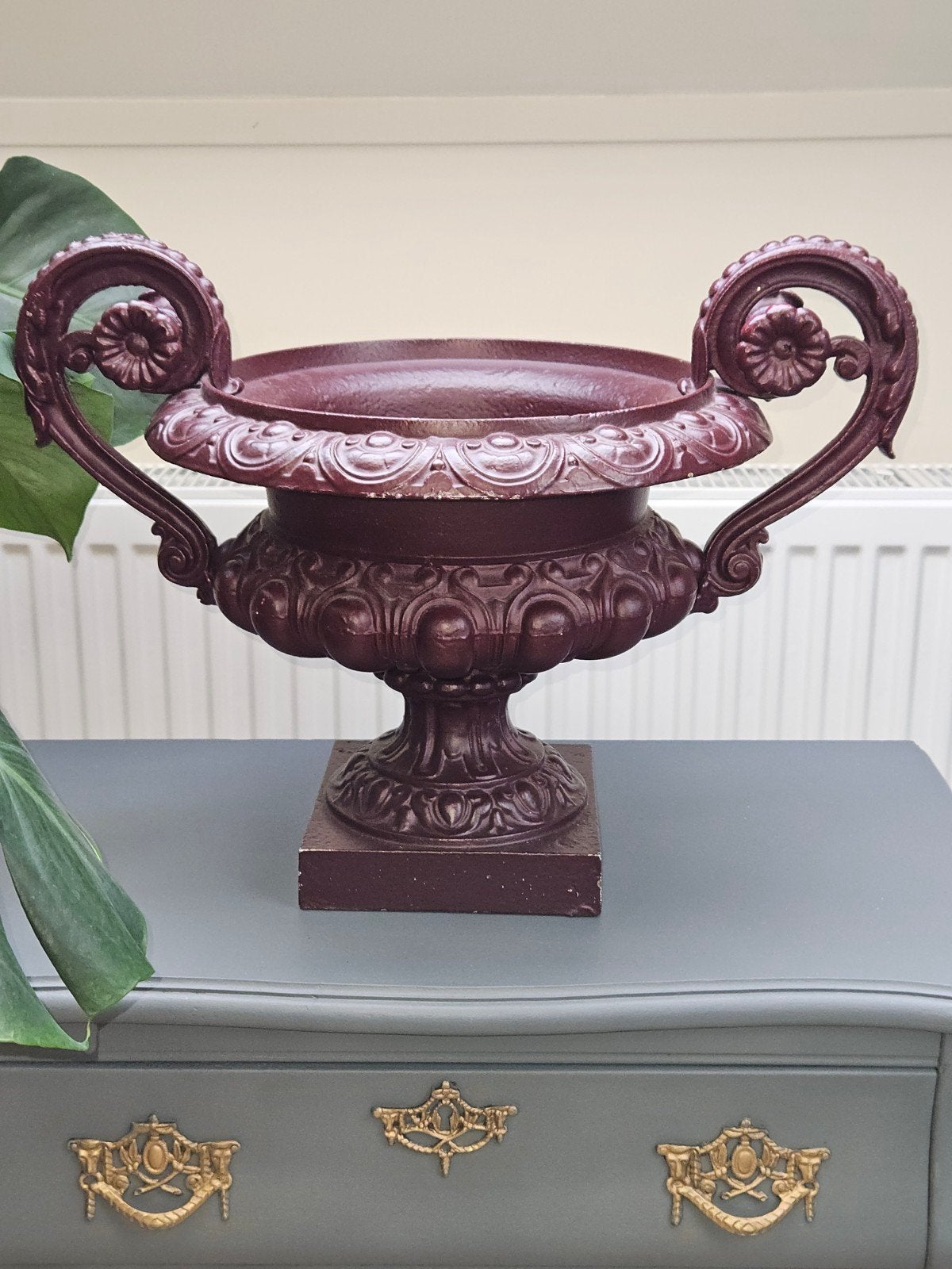 Decoratieve gietijzeren vaas - Wijnrood, Antiek en Kunst, Ophalen