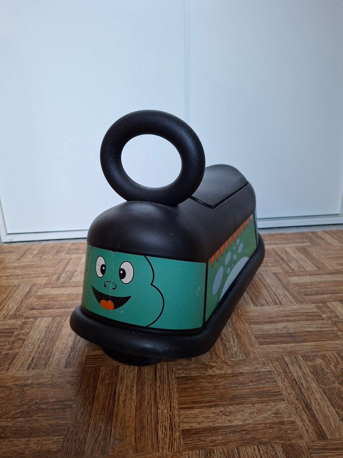 Leuke loopauto voor kinderen - groen met gezichtje, Kinderen en Baby's, Speelgoed | Buiten | Voertuigen en Loopfietsen, Ophalen