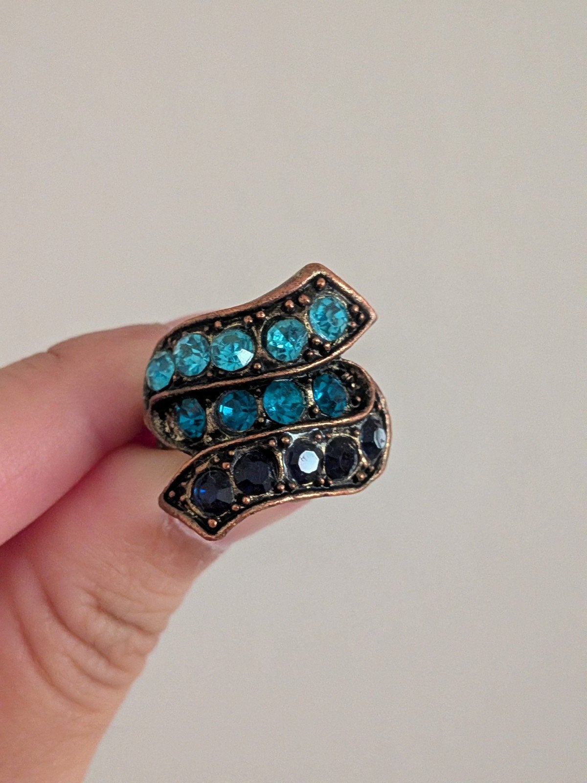 Verstelbare ring met blauwe en donkerblauwe steentjes, Sieraden, Tassen en Uiterlijk, Ringen, Met kristal, Overige materialen