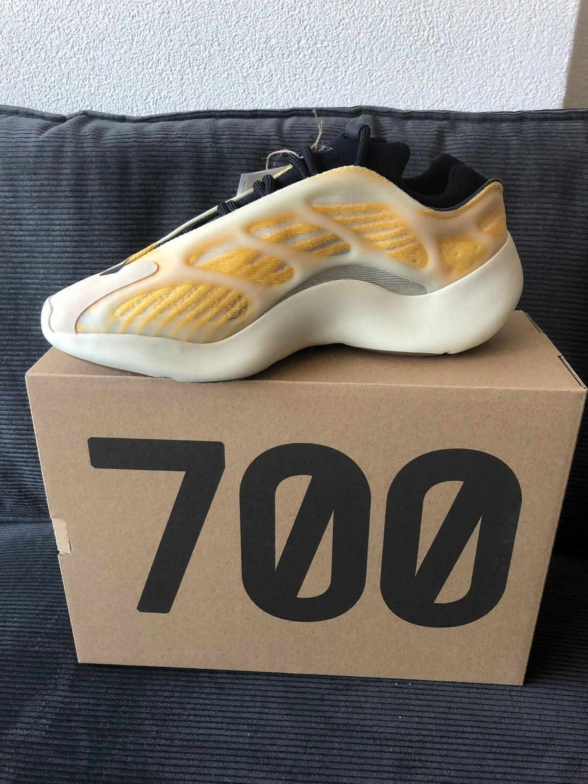 Yeezy 700 V3 Safflower - 42 2/3, Ophalen of Verzenden, Nieuw, Overige kleuren