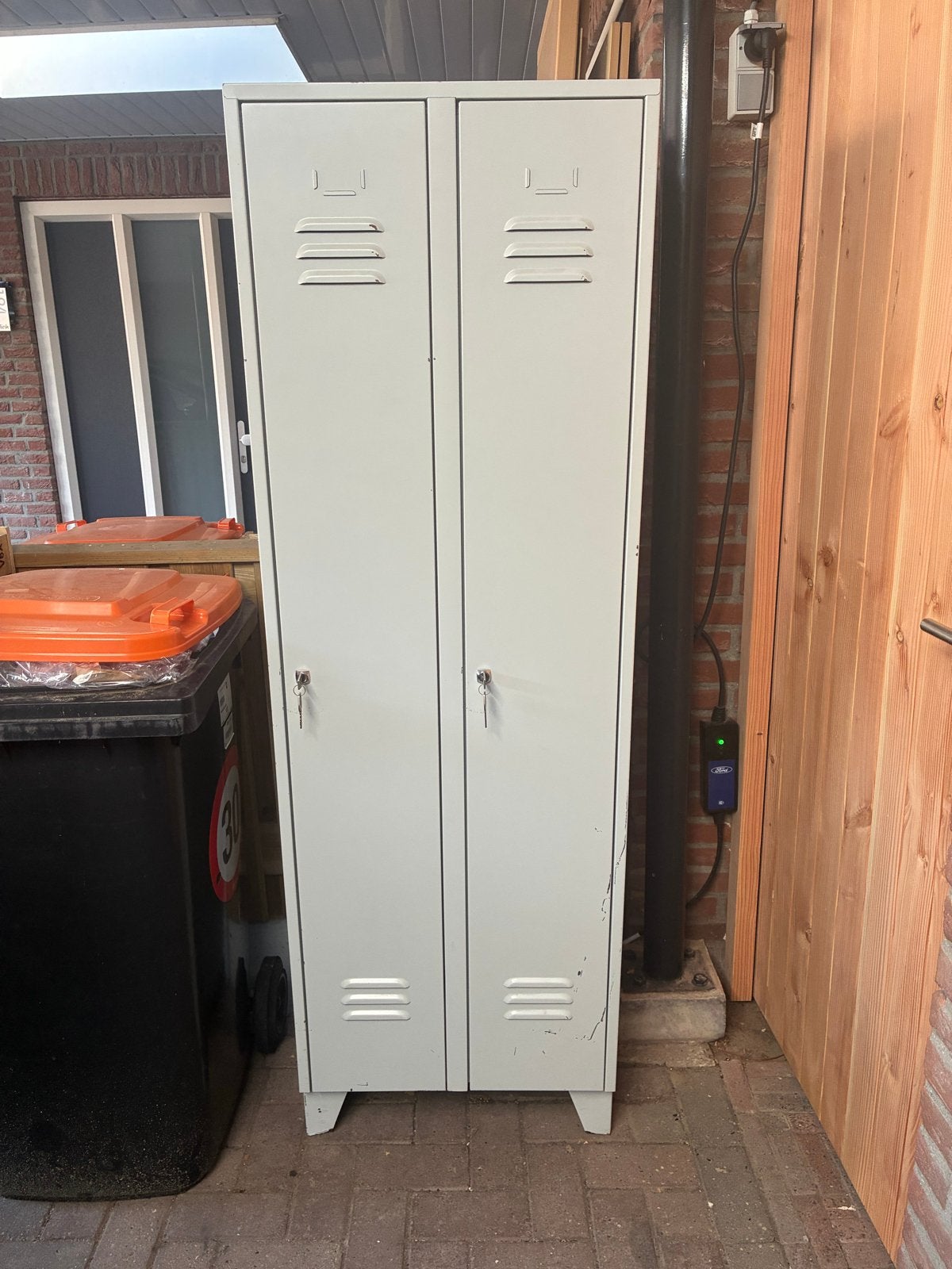 Metalen locker / kledingkast met twee deuren, Ophalen, Gebruikt