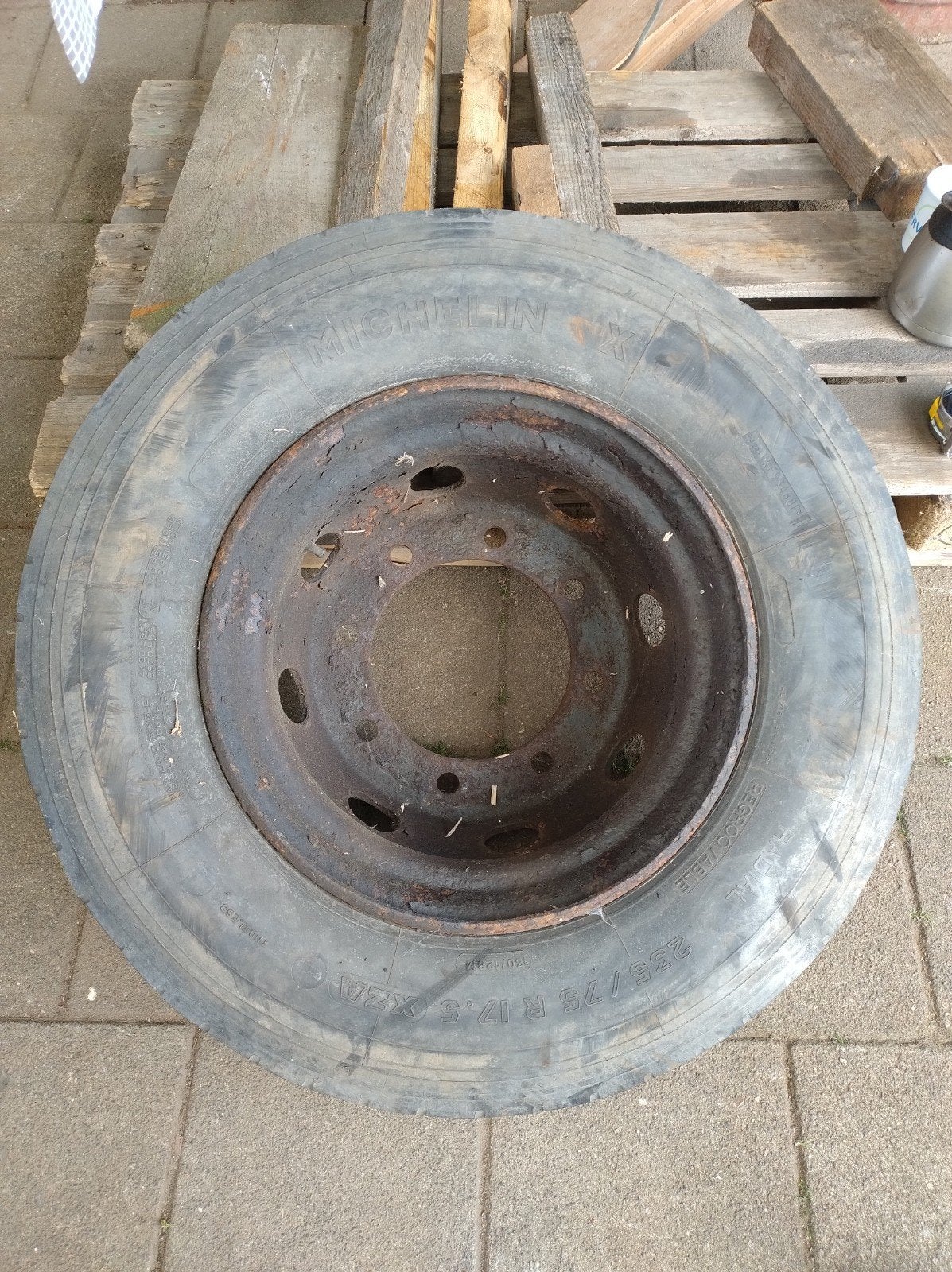 Vrachtwagenband en velg 235/75 R17,5, Ophalen