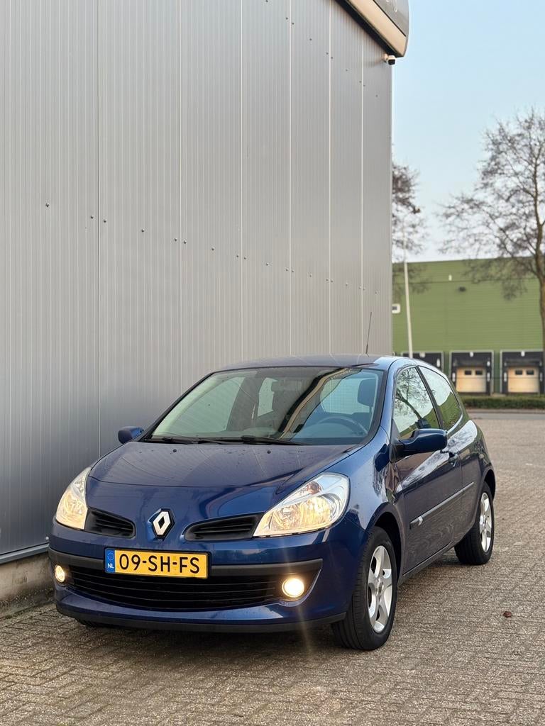 Renault Clio 1.6 Automaat - Nieuwe DBRiem en APK, Auto's, Renault, Zwart, 4 cilinders, Blauw, Origineel Nederlands
