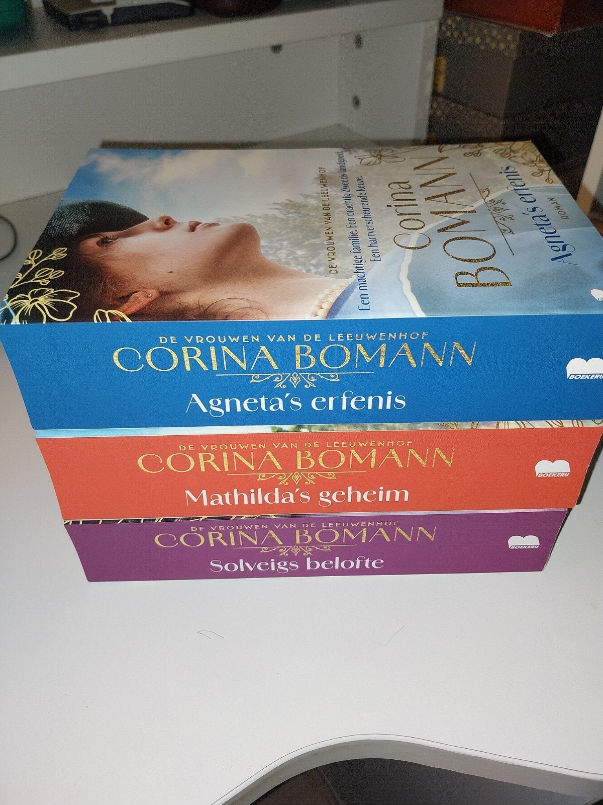 Corina Bomann, trilogie, vrouwen van de Leeuwenhof, Ophalen of Verzenden, Zo goed als nieuw
