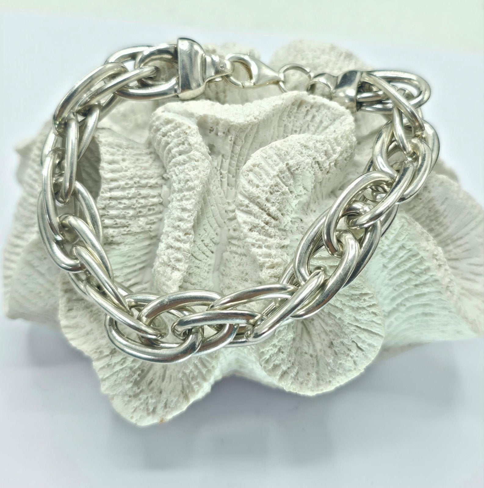 Brede Zilveren Schakel Armband
lengte 22 cm
Zilverkeur 925 e, Verzenden, ., Zo goed als nieuw, .