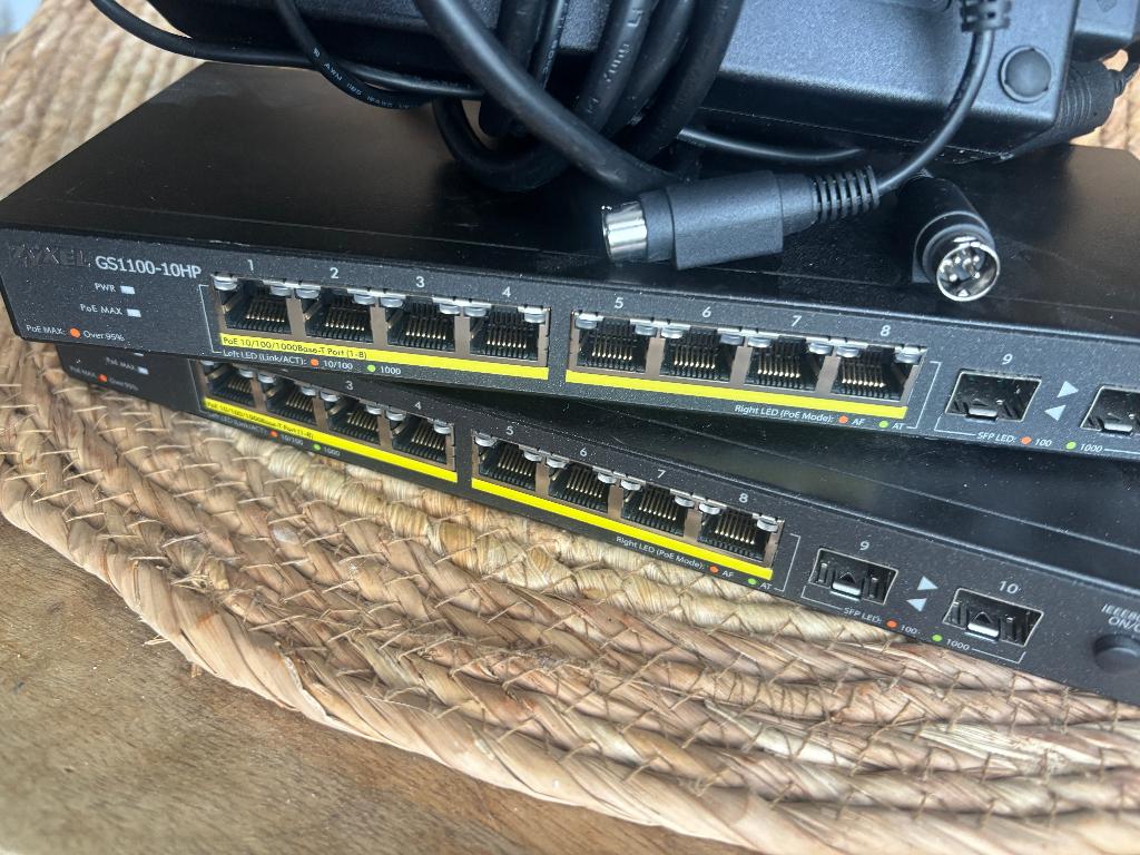 2x Switch ZyXEL GS1100-10HP-EU0102F, Computers en Software, Netwerk switches, Zo goed als nieuw, Ophalen of Verzenden