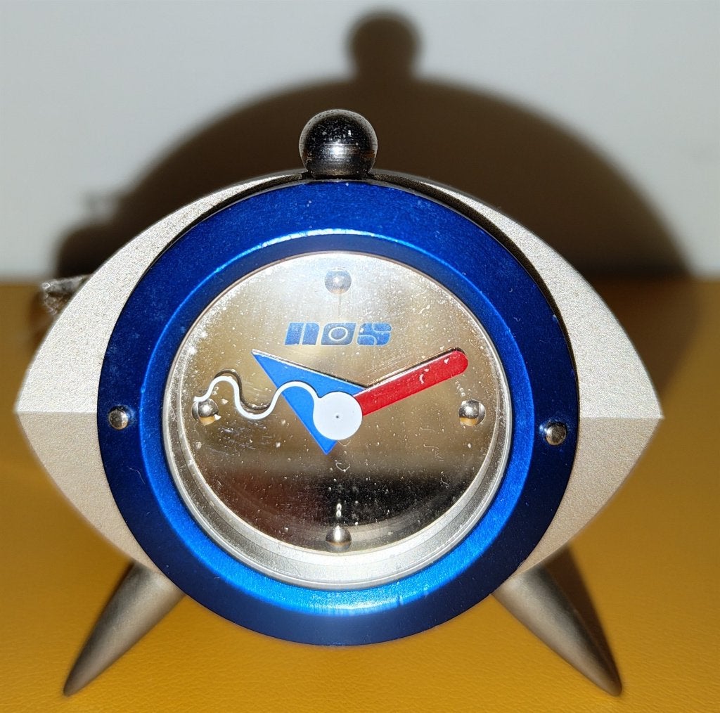 mini klok verzamel object NOS clock boy contemporary design, Analoog, Werkt op batterijen, Ophalen of Verzenden, Zo goed als nieuw