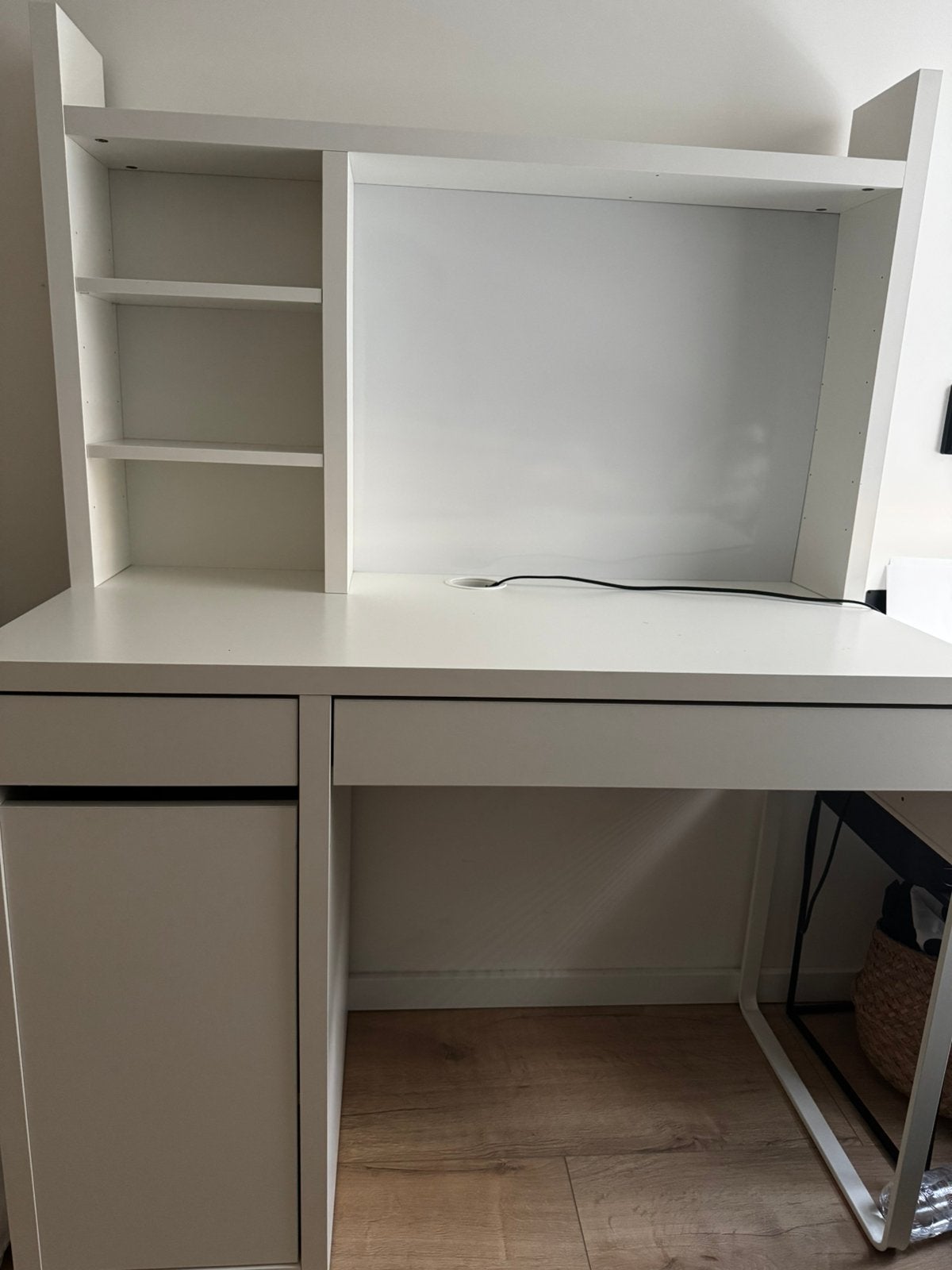 IKEA MICKE bureau met opbergruimte wit – €80, Ophalen, Zo goed als nieuw