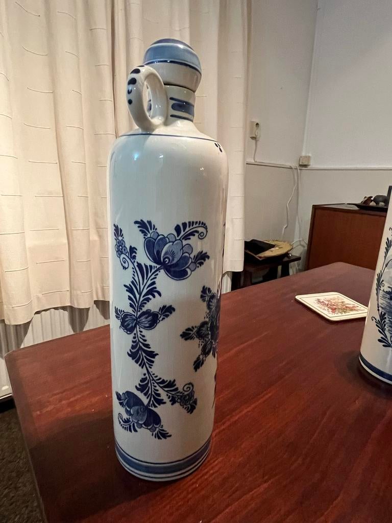 Twee Delfts blauwe aardewerk flessen, waaronder Bols, Antiek en Kunst, Ophalen of Verzenden