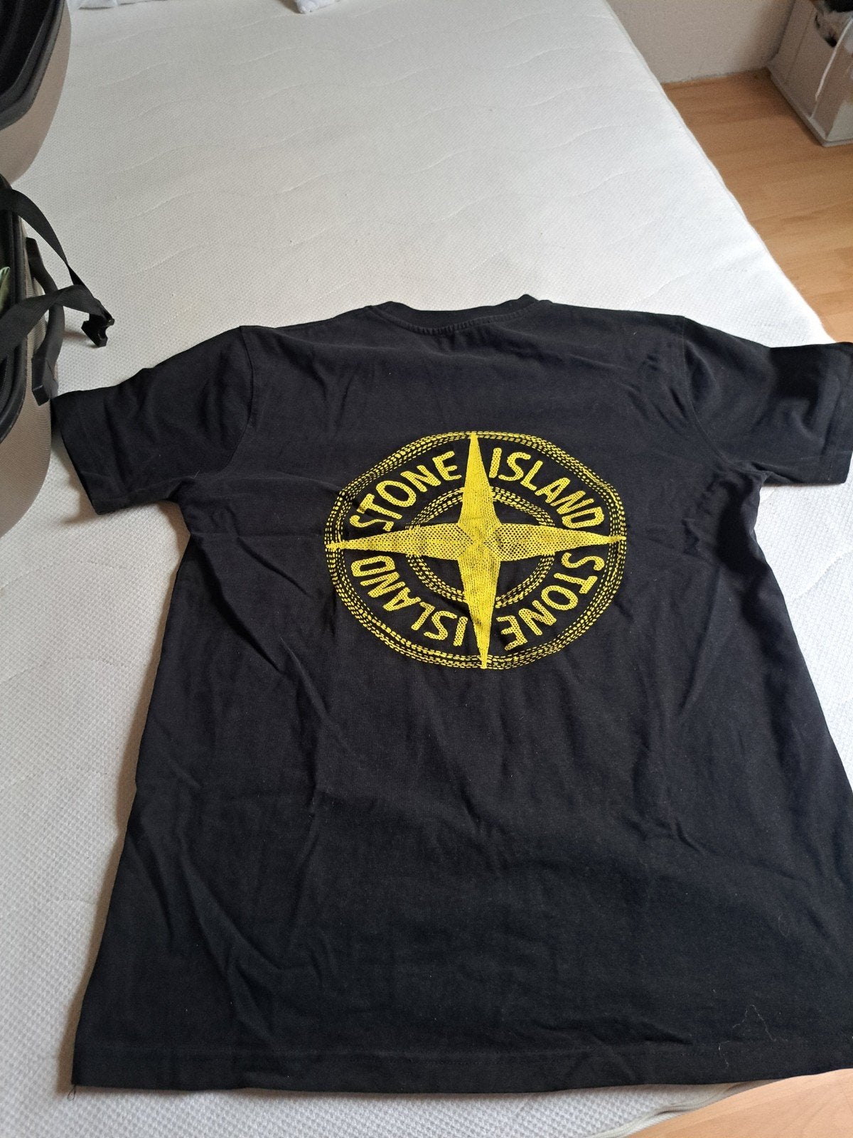 Stone Island T-shirt Zwart met Geel Logo, Maat 48/50 (M), Zwart, Ophalen of Verzenden, Stone Island