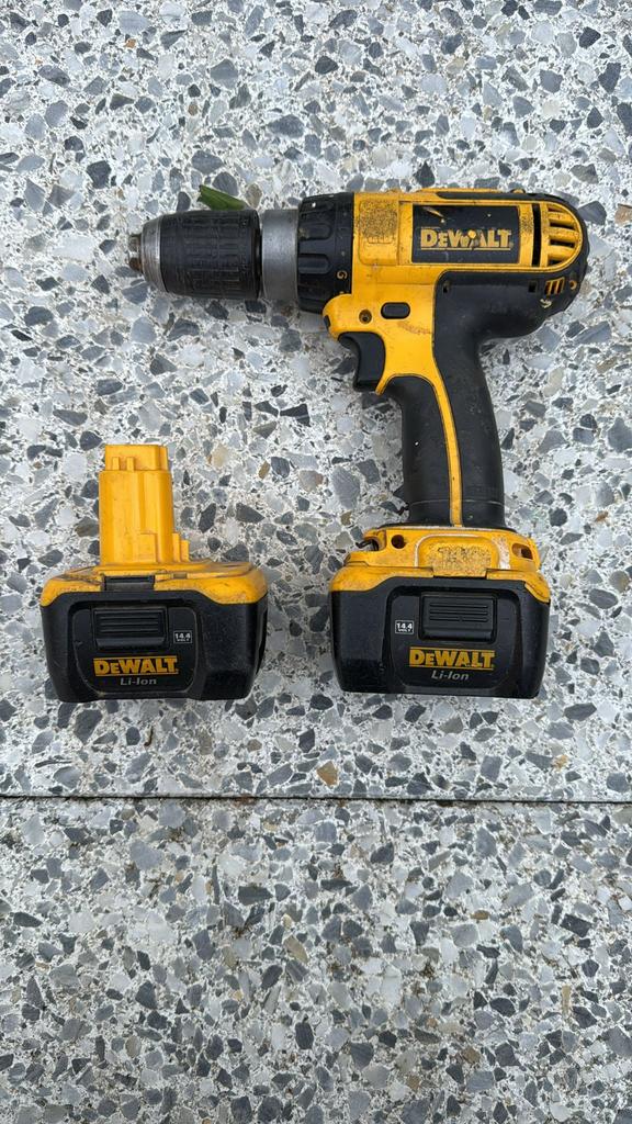 Mooie dewalt boor machine met 2 accu’s en een draagtas, Ophalen, Zo goed als nieuw, Boor- en Schroefmachine