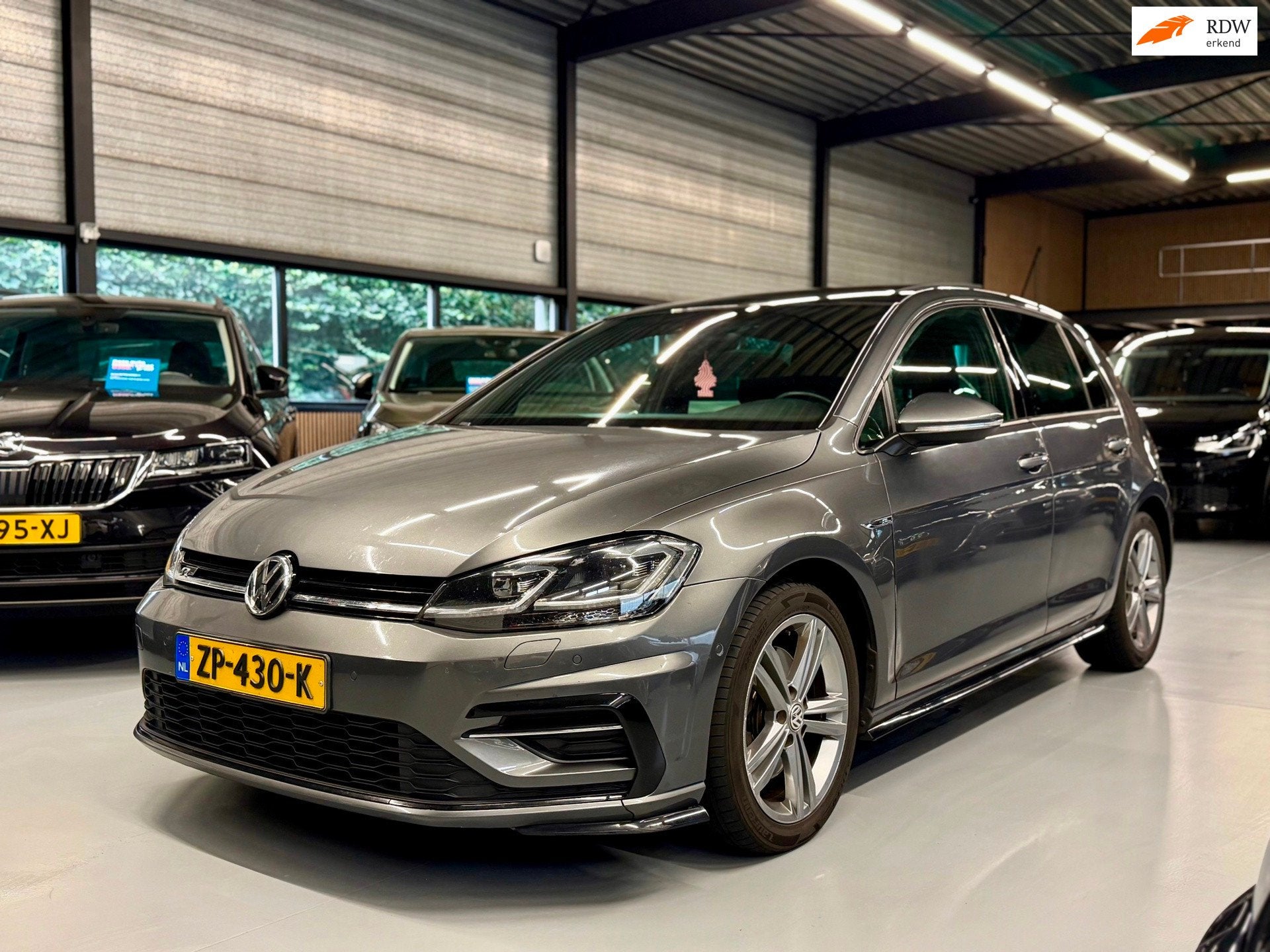 Volkswagen Golf 1.6 TDI R-LINE Business Pano l Led l Camera, Auto's, Gebruikt, Euro 6, 4 cilinders, 116 pk