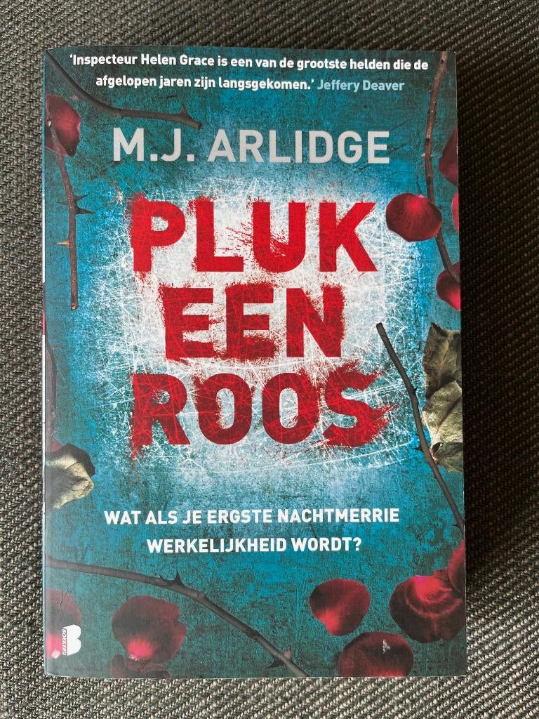 M.J. Arlidge - Pluk een roos., Boeken, Ophalen of Verzenden, Zo goed als nieuw, M.J. Arlidge