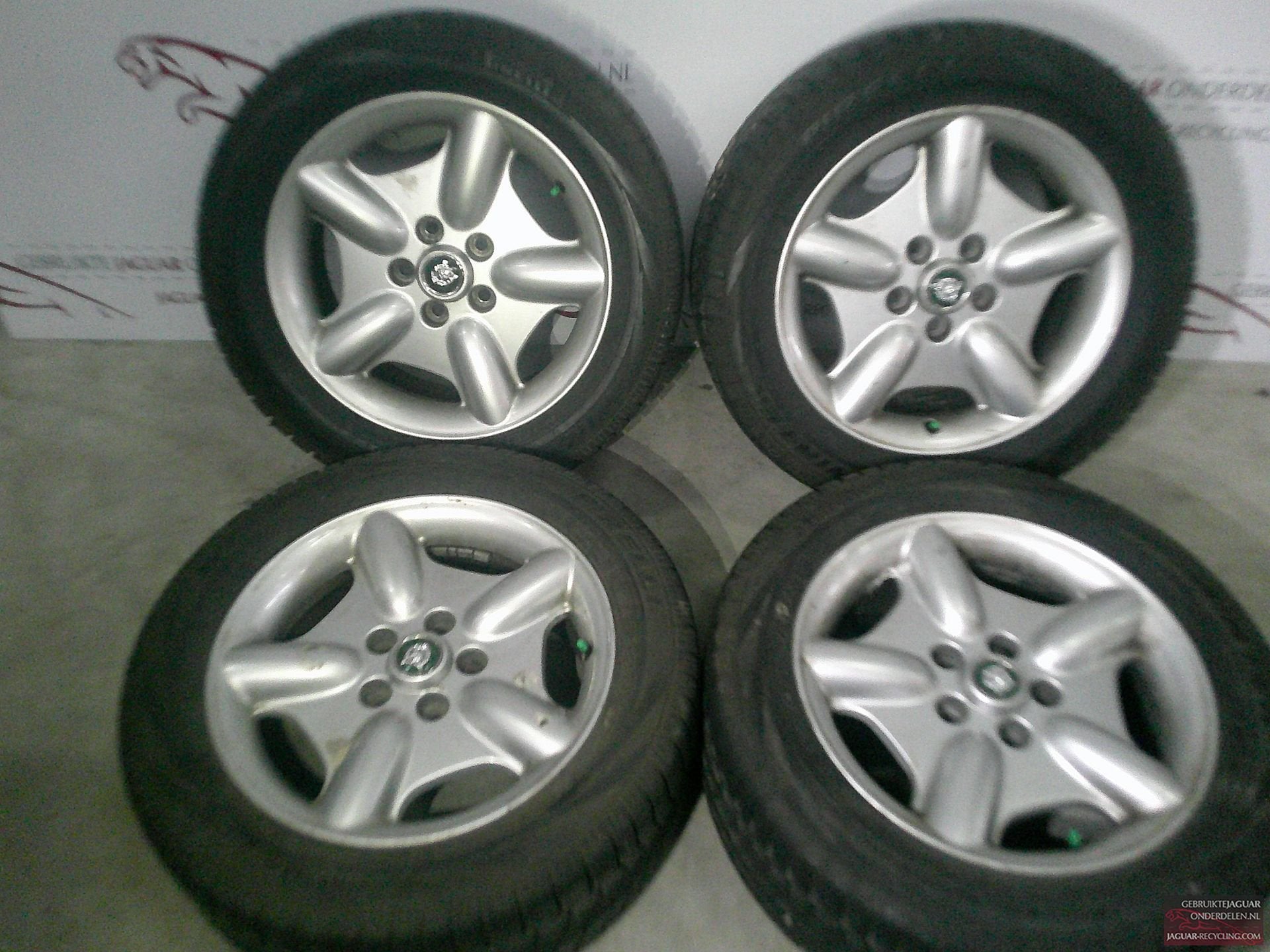 17" Jaguar XK8 Revolver velgen met Pirelli winterbanden, Auto-onderdelen, Banden en Velgen, -, -, Banden en Velgen, 17 inch