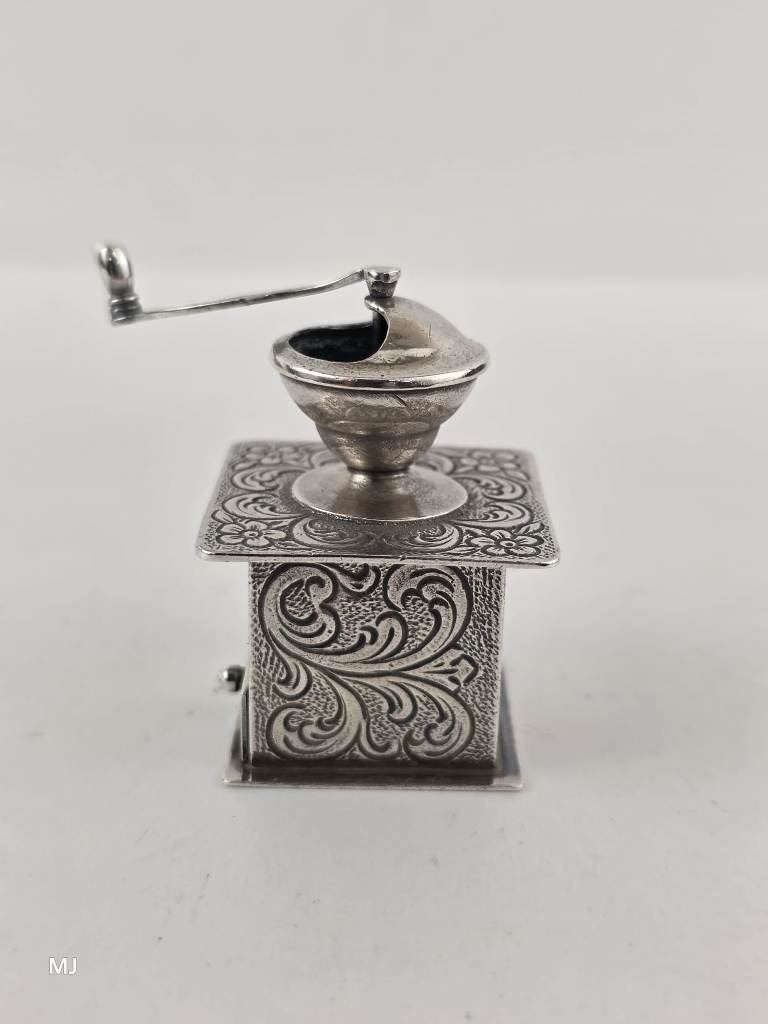 Zilveren miniatuur Koffiemolen                          Z198, Ophalen of Verzenden, Zilver
