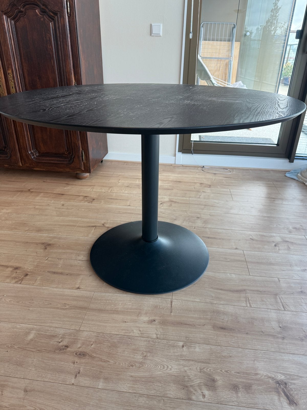 Moderne ronde eettafel - Zwart met metalen poot, Huis en Inrichting, Tafels | Eettafels, Ophalen, Gebruikt, Rond, Tot twee personen