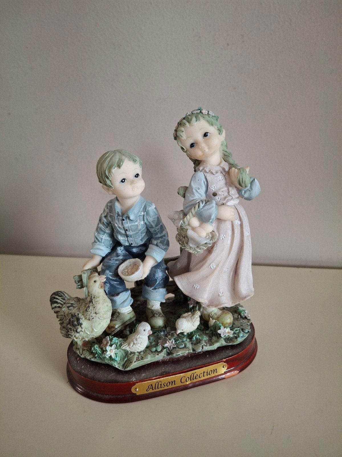 Allison Collection Beeldje: Kinderen met Kippen, Ophalen of Verzenden, Zo goed als nieuw, Mens