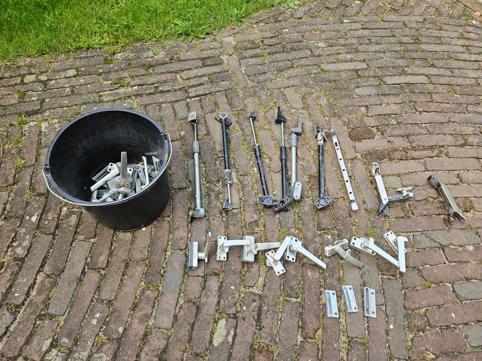 Diverse deurbeslag en raambeslag onderdelen, Ophalen, Gebruikt, Overige materialen, Klink of Kruk