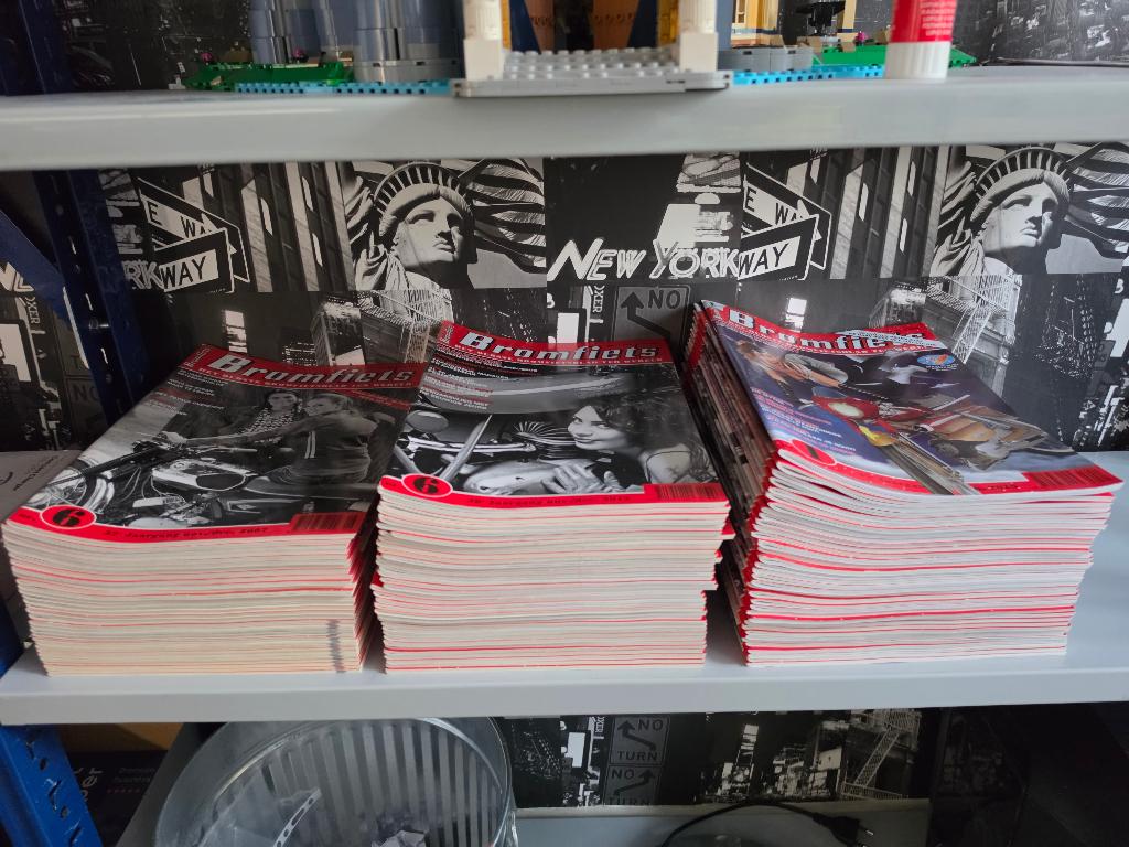 104 x Bromfiets Blad met 12 x bouwplaten en 2x stikkervel, Ophalen, Zo goed als nieuw, Bromfietsblad, Algemeen
