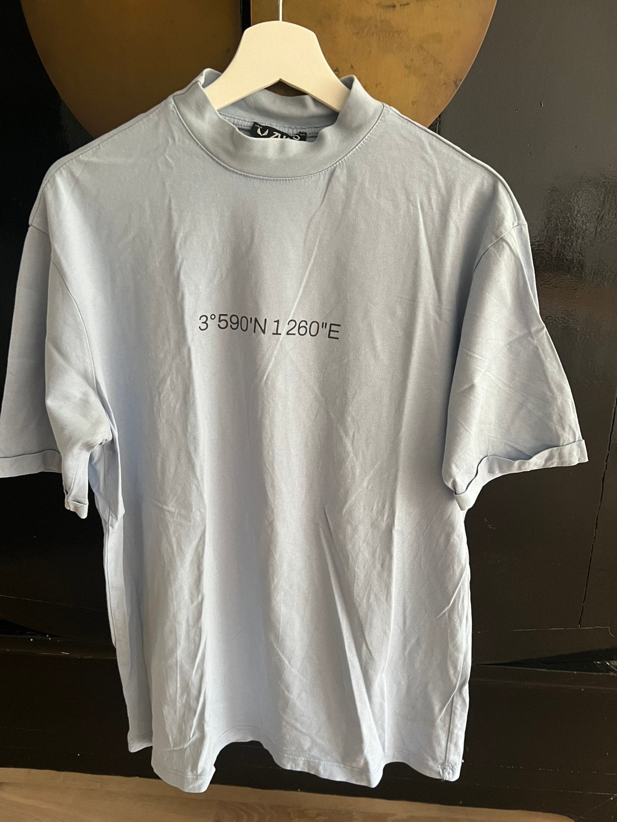 ZUMO Heren T-shirt Lichtblauw met Coördinaten – Maat L, Ophalen of Verzenden, Gedragen, Maat 52/54 (L), Blauw